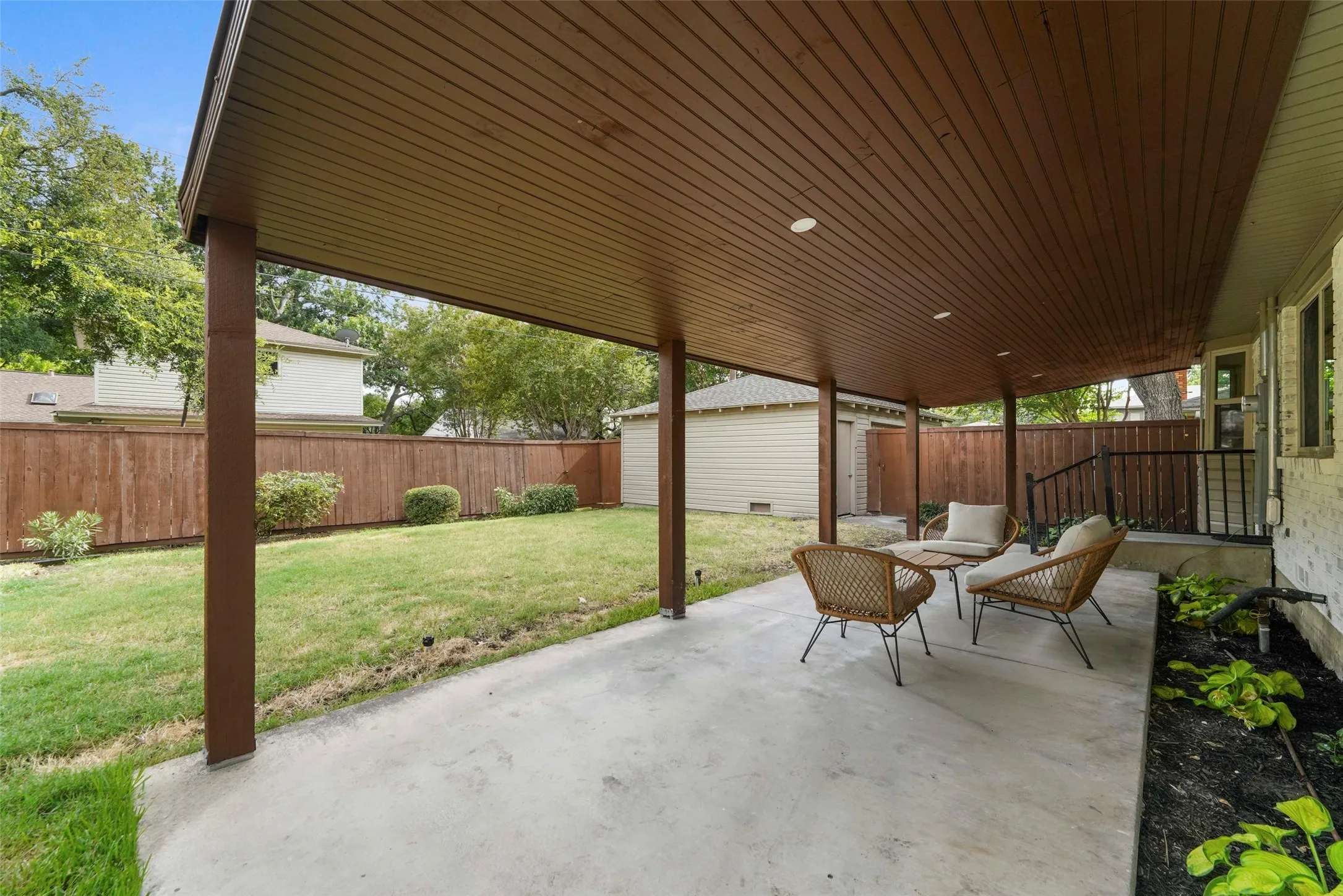 Single Family Residence For Sale in Dallas County , 925 Fernwood Drive, Richardson, Texas 75080, 3 Bedroom, 3 Bathroom, 2 Garage spaces, 1,730 Sqft, built in 1960, mls#21333300, Real Estate Agent in Richardson, Homes For Sale in Dallas county, Homes For Sale in Richardson, Realtor in Richardson Texas, Real Estate Brokerage Independent Realty Texas, Luminita Cordes Realtor