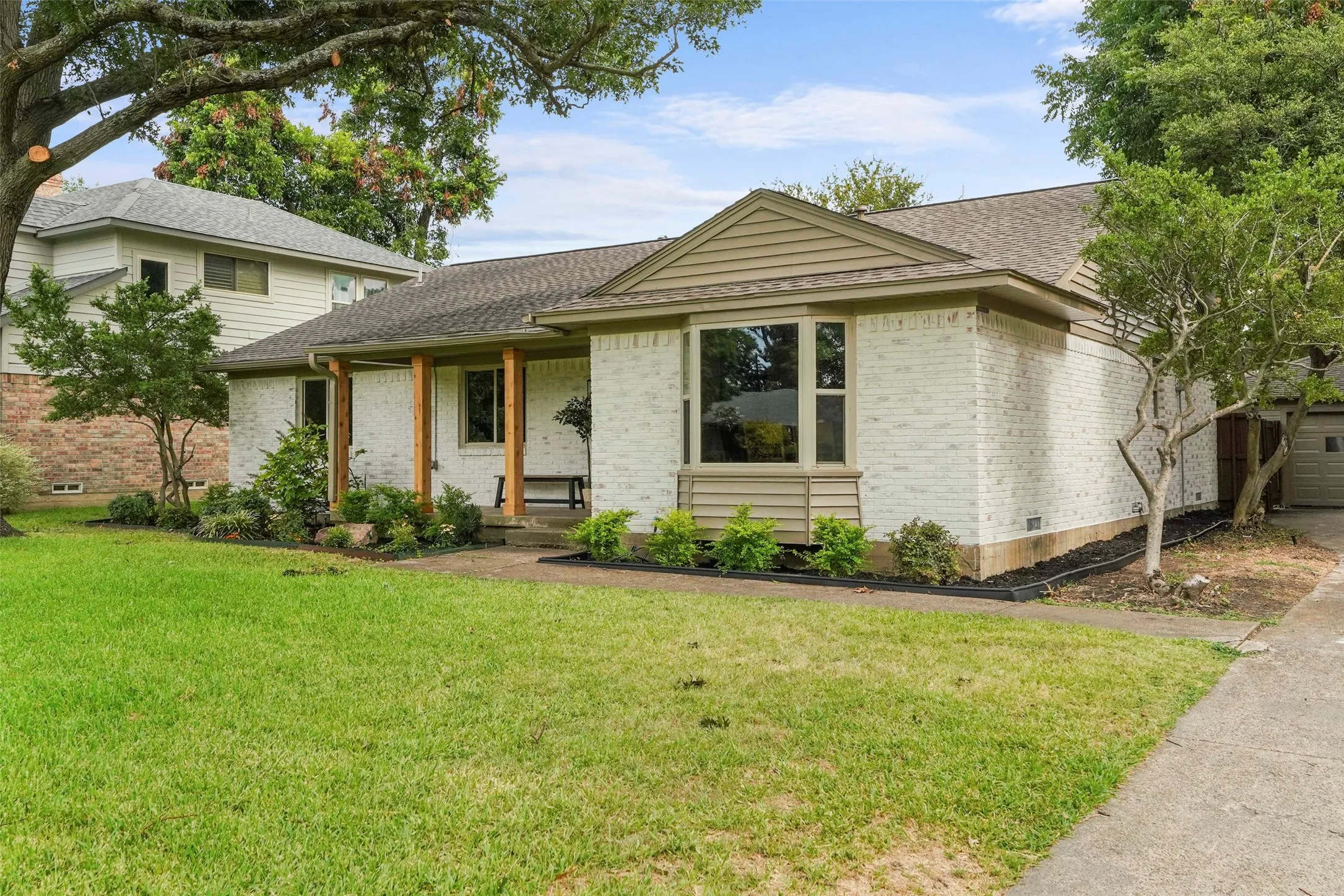 Single Family Residence For Sale in Dallas County , 925 Fernwood Drive, Richardson, Texas 75080, 3 Bedroom, 3 Bathroom, 2 Garage spaces, 1,730 Sqft, built in 1960, mls#21333300, Real Estate Agent in Richardson, Homes For Sale in Dallas county, Homes For Sale in Richardson, Realtor in Richardson Texas, Real Estate Brokerage Independent Realty Texas, Luminita Cordes Realtor