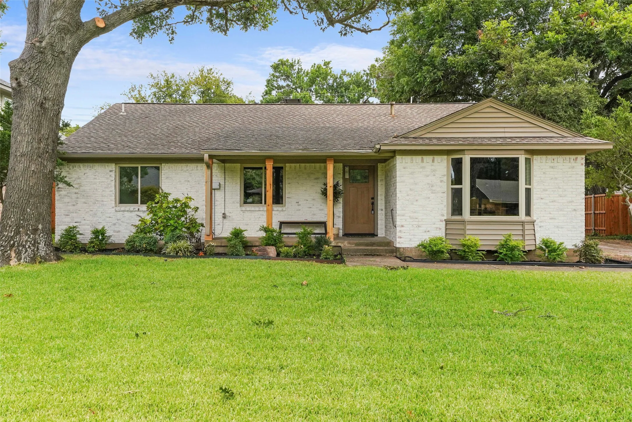 Single Family Residence For Sale in Dallas County , 925 Fernwood Drive, Richardson, Texas 75080, 3 Bedroom, 3 Bathroom, 2 Garage spaces, 1,730 Sqft, built in 1960, mls#21333300, Real Estate Agent in Richardson, Homes For Sale in Dallas county, Homes For Sale in Richardson, Realtor in Richardson Texas, Real Estate Brokerage Independent Realty Texas, Luminita Cordes Realtor