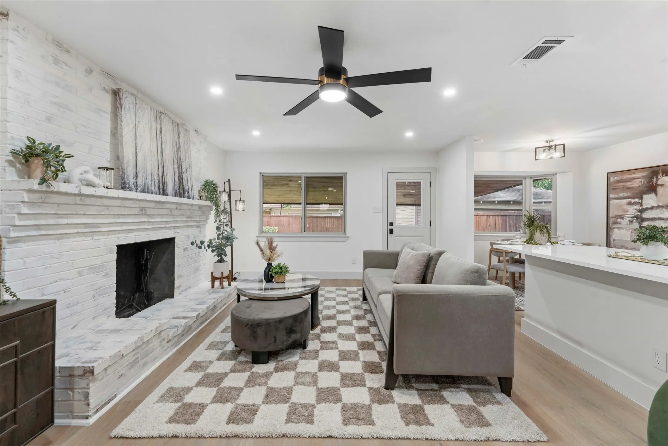 Single Family Residence For Sale in Dallas County , 925 Fernwood Drive, Richardson, Texas 75080, 3 Bedroom, 3 Bathroom, 2 Garage spaces, 1,730 Sqft, built in 1960, mls#21333300, Real Estate Agent in Richardson, Homes For Sale in Dallas county, Homes For Sale in Richardson, Realtor in Richardson Texas, Real Estate Brokerage Independent Realty Texas, Luminita Cordes Realtor