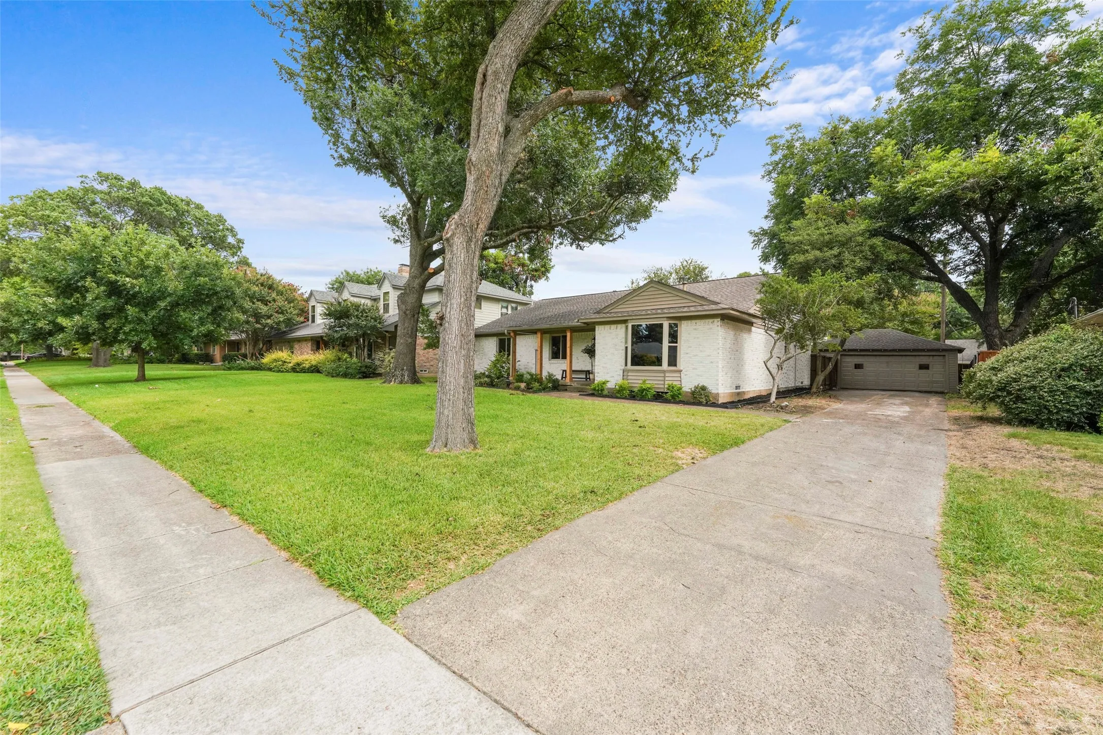 Single Family Residence For Sale in Dallas County , 925 Fernwood Drive, Richardson, Texas 75080, 3 Bedroom, 3 Bathroom, 2 Garage spaces, 1,730 Sqft, built in 1960, mls#21333300, Real Estate Agent in Richardson, Homes For Sale in Dallas county, Homes For Sale in Richardson, Realtor in Richardson Texas, Real Estate Brokerage Independent Realty Texas, Luminita Cordes Realtor