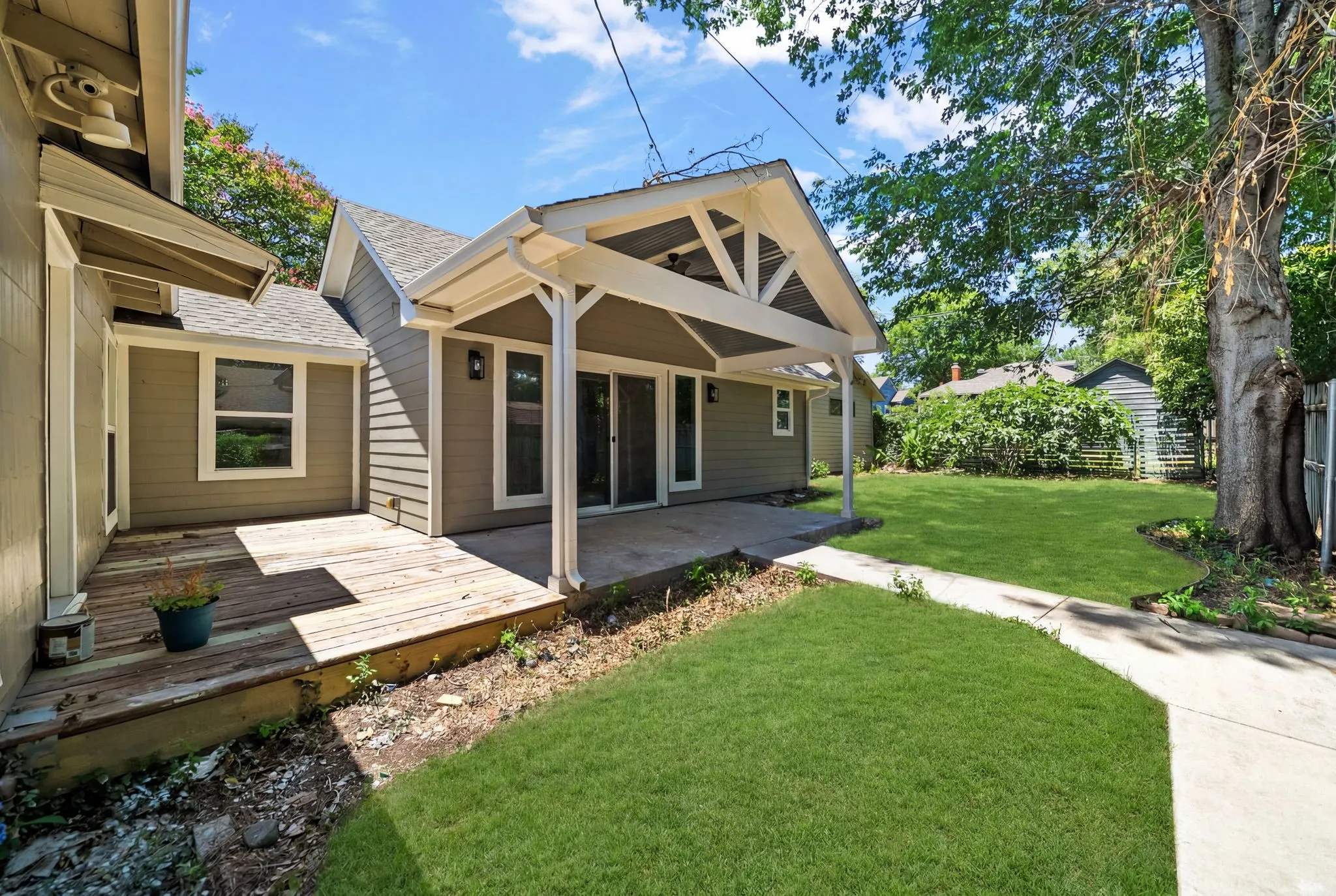 Single Family Residence For Sale in Tarrant County , 4220 Donnelly Avenue, Fort Worth, Texas 76107, 4 Bedroom, 3 Bathroom, Garage spaces, 2,050 Sqft, built in 1943, mls#21333410, Real Estate Agent in Fort Worth, Homes For Sale in Tarrant county, Homes For Sale in Fort Worth, Realtor in Fort Worth Texas, Real Estate Brokerage Independent Realty Texas, Luminita Cordes Realtor