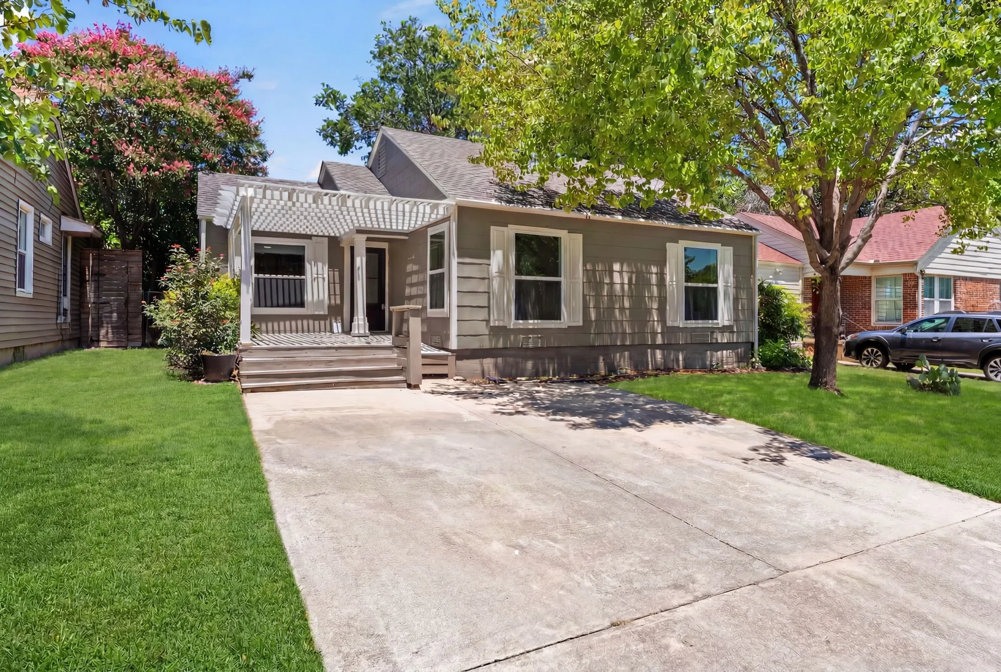 Single Family Residence For Sale in Tarrant County , 4220 Donnelly Avenue, Fort Worth, Texas 76107, 4 Bedroom, 3 Bathroom, Garage spaces, 2,050 Sqft, built in 1943, mls#21333410, Real Estate Agent in Fort Worth, Homes For Sale in Tarrant county, Homes For Sale in Fort Worth, Realtor in Fort Worth Texas, Real Estate Brokerage Independent Realty Texas, Luminita Cordes Realtor