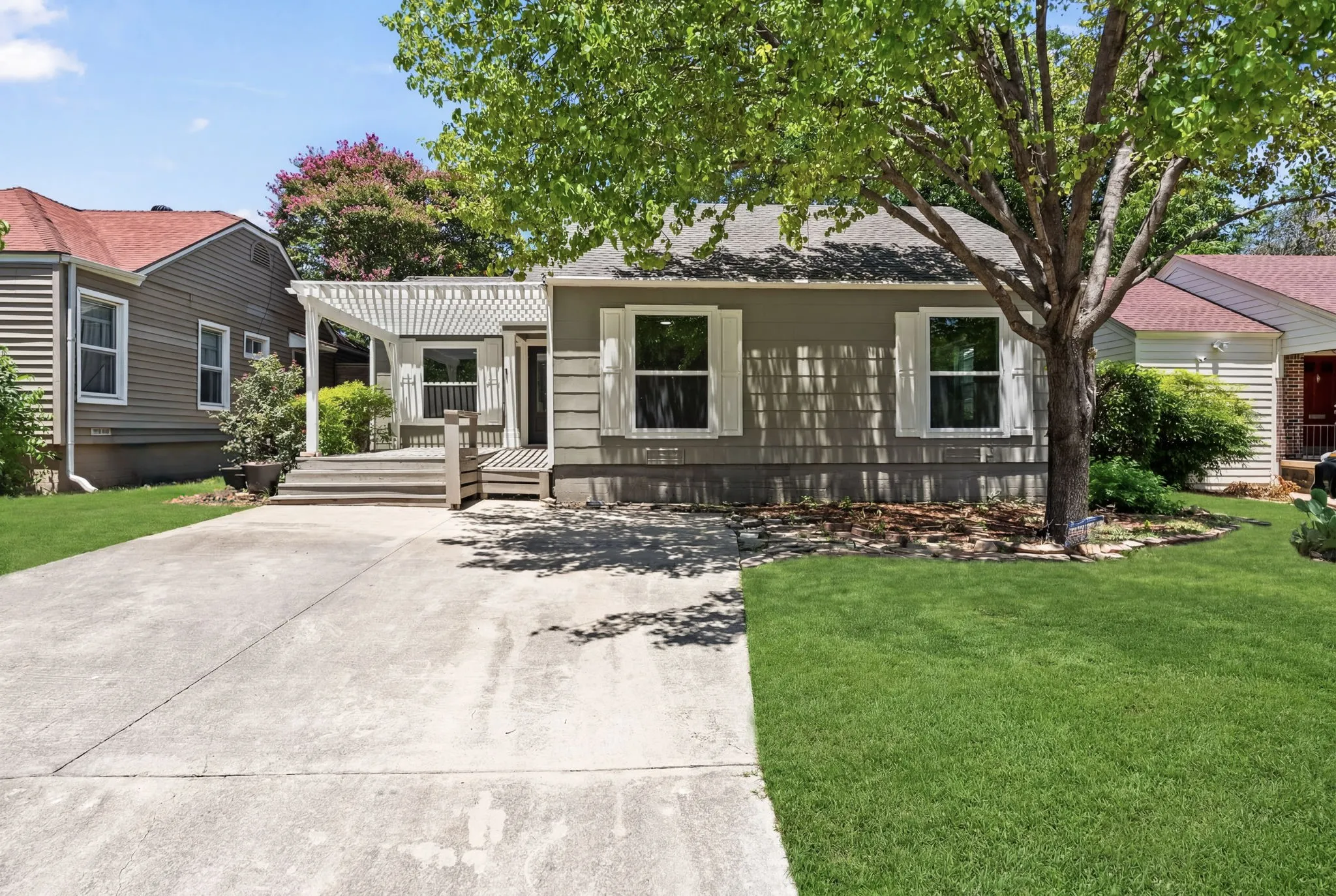 Single Family Residence For Sale in Tarrant County , 4220 Donnelly Avenue, Fort Worth, Texas 76107, 4 Bedroom, 3 Bathroom, Garage spaces, 2,050 Sqft, built in 1943, mls#21333410, Real Estate Agent in Fort Worth, Homes For Sale in Tarrant county, Homes For Sale in Fort Worth, Realtor in Fort Worth Texas, Real Estate Brokerage Independent Realty Texas, Luminita Cordes Realtor