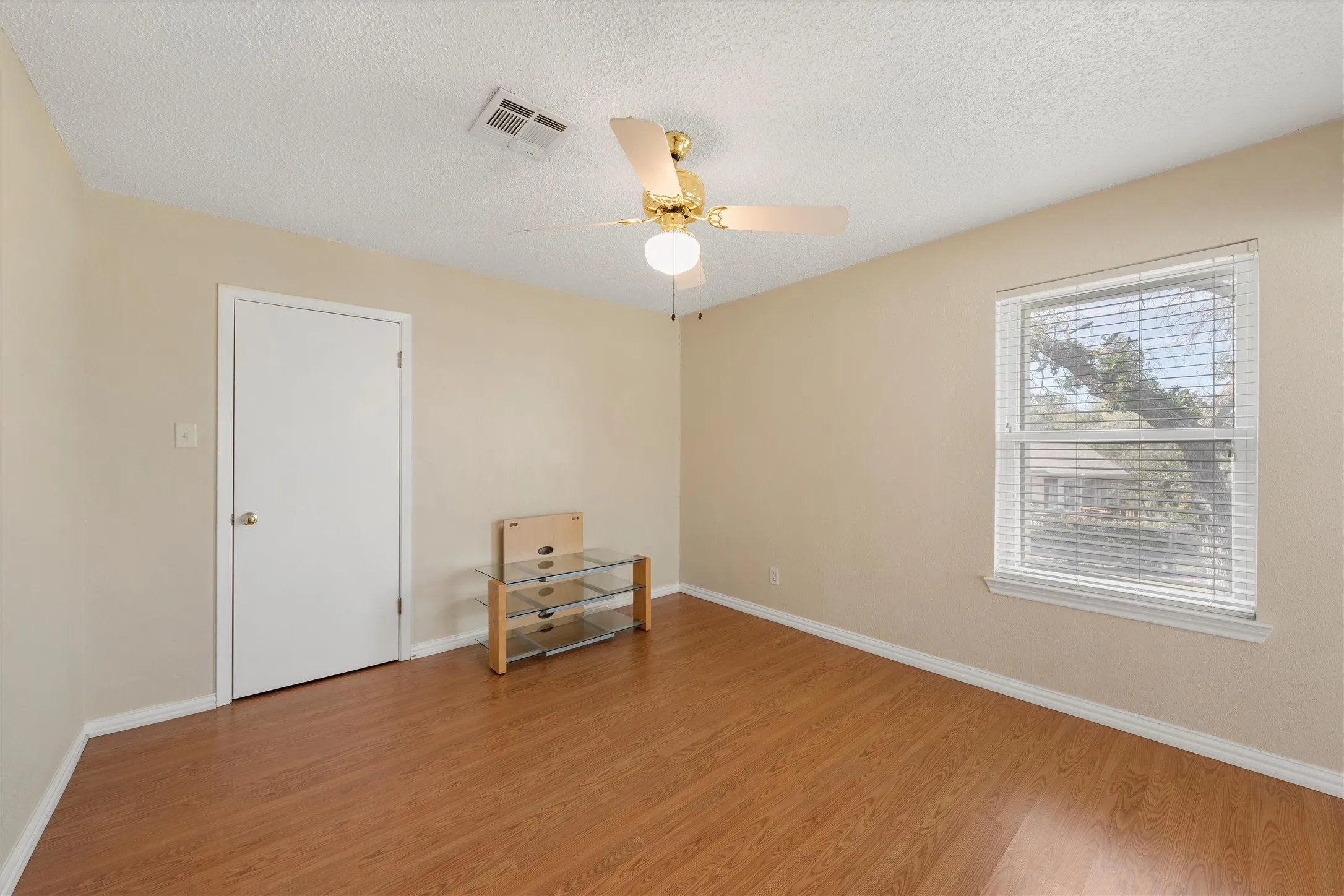 Single Family Residence For Sale in Bosque County , 187 County Road 1766, Clifton, Texas 76634, 3 Bedroom, 2 Bathroom, Garage spaces, 1,782 Sqft, built in 1970, mls#21329245, Real Estate Agent in Clifton, Homes For Sale in Bosque county, Homes For Sale in Clifton, Realtor in Clifton Texas, Real Estate Brokerage Independent Realty Texas, Luminita Cordes Realtor