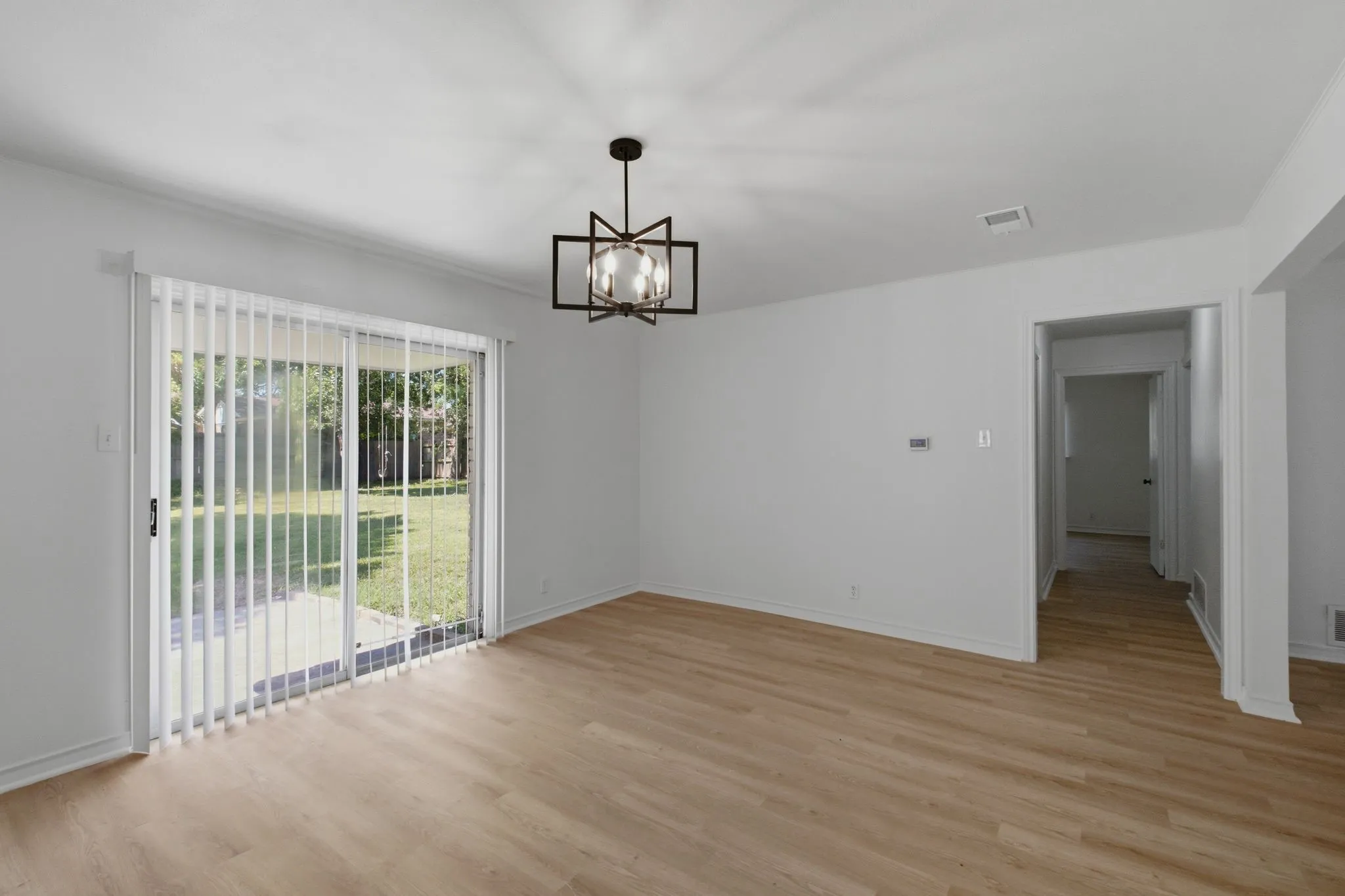 Single Family Residence For Sale in Grayson County , 1509 Robin Drive, Sherman, Texas 75092, 3 Bedroom, 2 Bathroom, 2 Garage spaces, 1,569 Sqft, built in 1964, mls#21333168, Real Estate Agent in Sherman, Homes For Sale in Grayson county, Homes For Sale in Sherman, Realtor in Sherman Texas, Real Estate Brokerage Independent Realty Texas, Luminita Cordes Realtor
