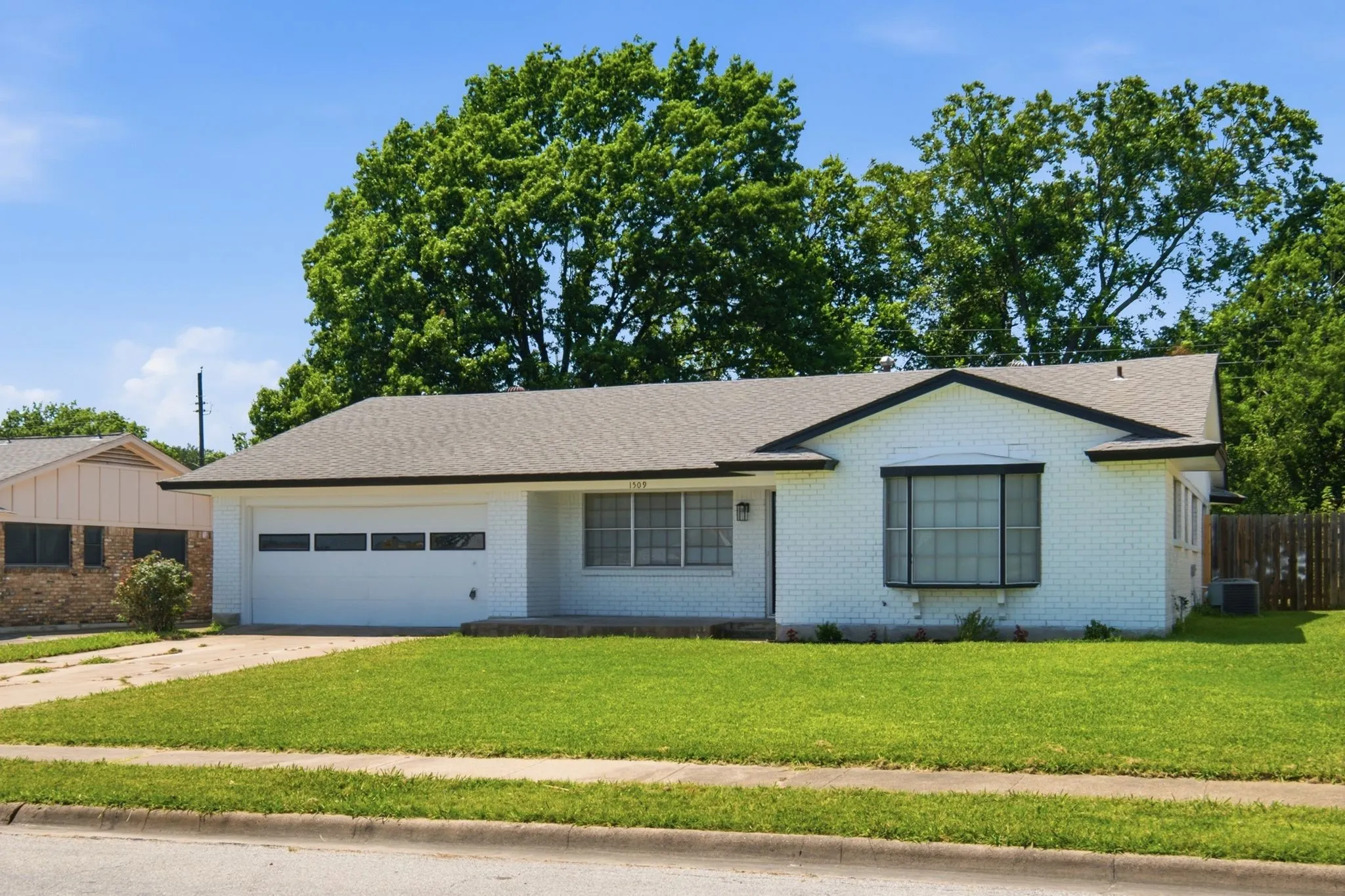 Single Family Residence For Sale in Grayson County , 1509 Robin Drive, Sherman, Texas 75092, 3 Bedroom, 2 Bathroom, 2 Garage spaces, 1,569 Sqft, built in 1964, mls#21333168, Real Estate Agent in Sherman, Homes For Sale in Grayson county, Homes For Sale in Sherman, Realtor in Sherman Texas, Real Estate Brokerage Independent Realty Texas, Luminita Cordes Realtor