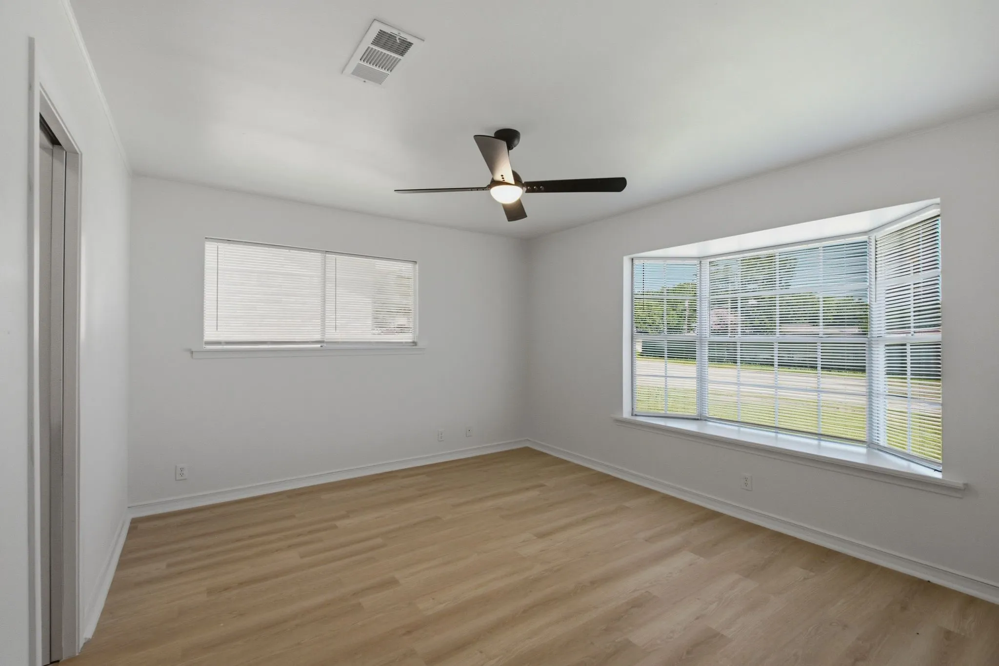 Single Family Residence For Sale in Grayson County , 1509 Robin Drive, Sherman, Texas 75092, 3 Bedroom, 2 Bathroom, 2 Garage spaces, 1,569 Sqft, built in 1964, mls#21333168, Real Estate Agent in Sherman, Homes For Sale in Grayson county, Homes For Sale in Sherman, Realtor in Sherman Texas, Real Estate Brokerage Independent Realty Texas, Luminita Cordes Realtor