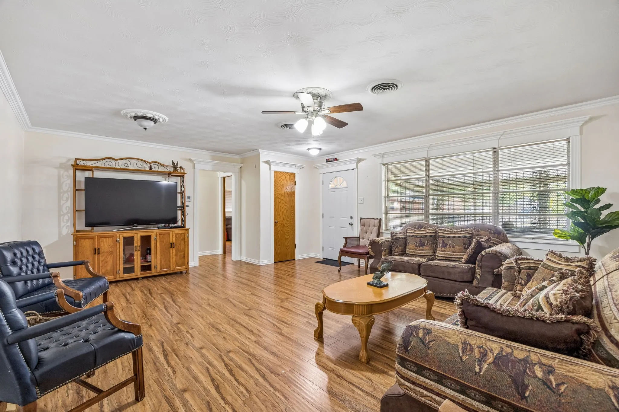 Single Family Residence For Sale in Dallas County , 2122 S Vernon Avenue, Dallas, Texas 75224, 5 Bedroom, 3 Bathroom, 2 Garage spaces, 3,687 Sqft, built in 1958, mls#21329401, Real Estate Agent in Dallas, Homes For Sale in Dallas county, Homes For Sale in Dallas, Realtor in Dallas Texas, Real Estate Brokerage Independent Realty Texas, Luminita Cordes Realtor