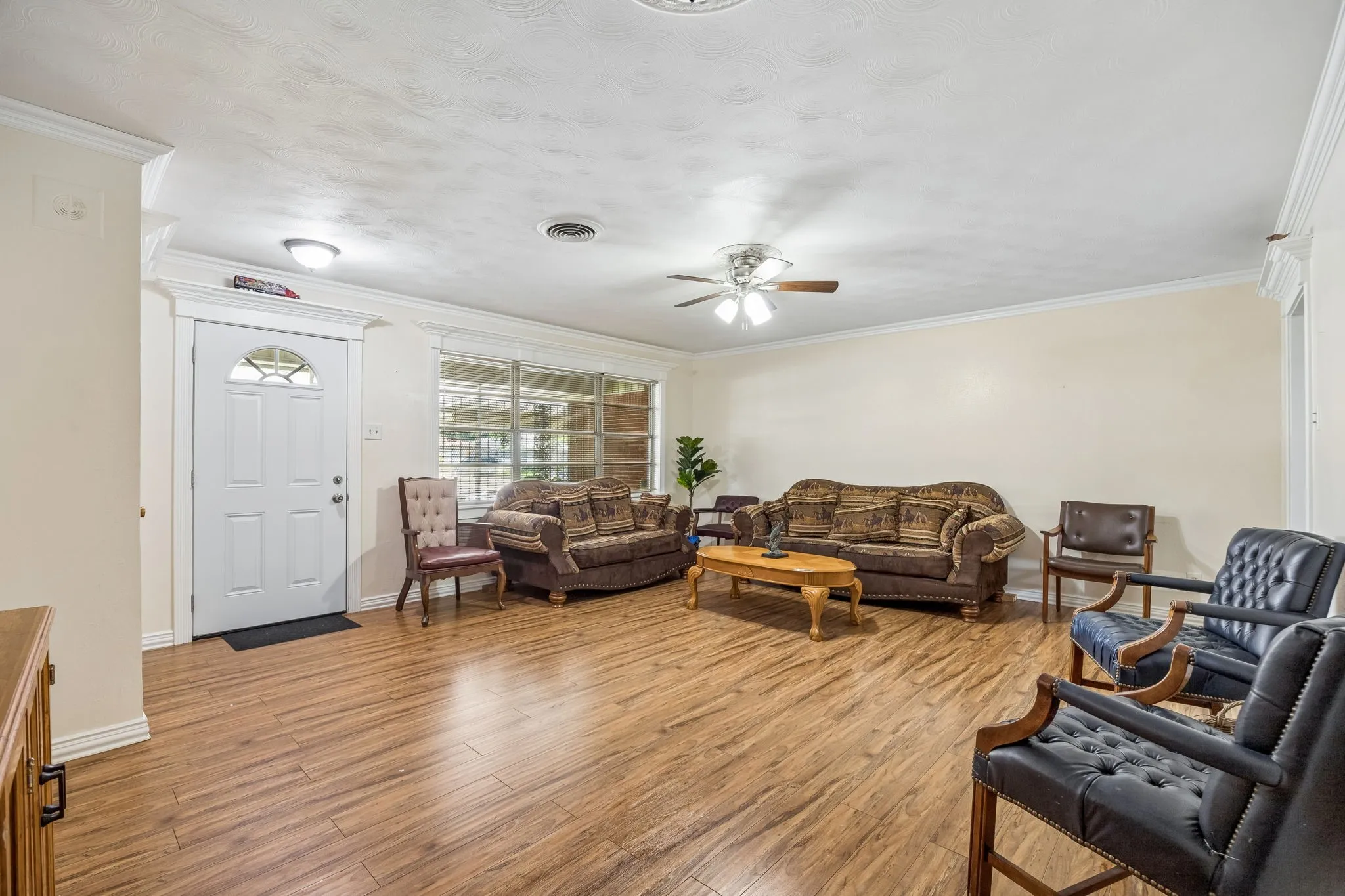 Single Family Residence For Sale in Dallas County , 2122 S Vernon Avenue, Dallas, Texas 75224, 5 Bedroom, 3 Bathroom, 2 Garage spaces, 3,687 Sqft, built in 1958, mls#21329401, Real Estate Agent in Dallas, Homes For Sale in Dallas county, Homes For Sale in Dallas, Realtor in Dallas Texas, Real Estate Brokerage Independent Realty Texas, Luminita Cordes Realtor