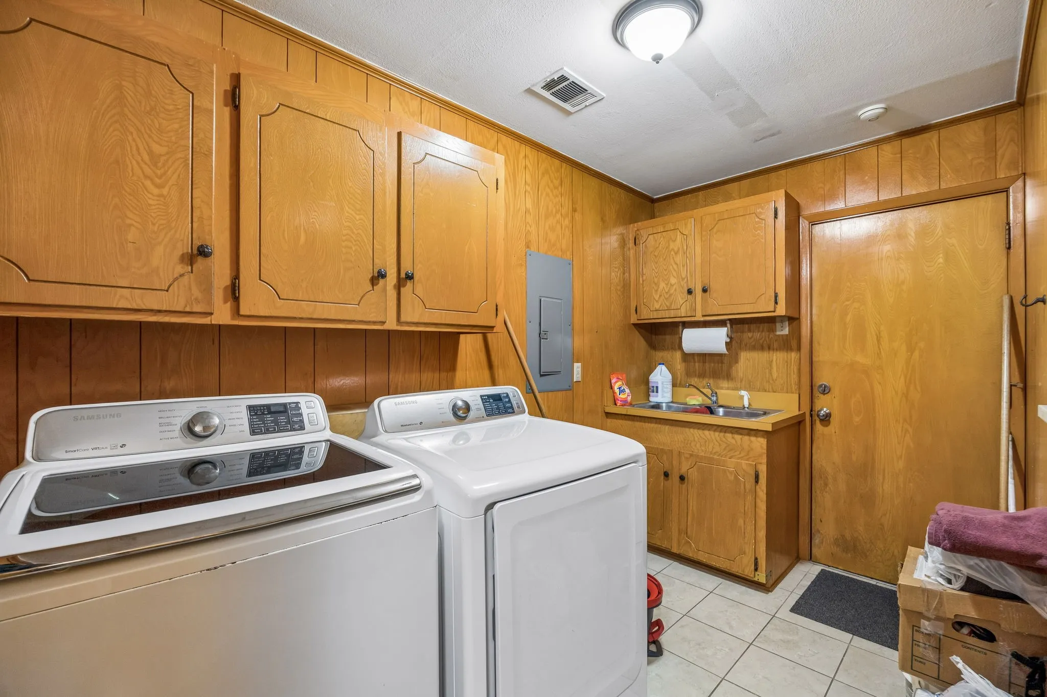 Single Family Residence For Sale in Dallas County , 2122 S Vernon Avenue, Dallas, Texas 75224, 5 Bedroom, 3 Bathroom, 2 Garage spaces, 3,687 Sqft, built in 1958, mls#21329401, Real Estate Agent in Dallas, Homes For Sale in Dallas county, Homes For Sale in Dallas, Realtor in Dallas Texas, Real Estate Brokerage Independent Realty Texas, Luminita Cordes Realtor