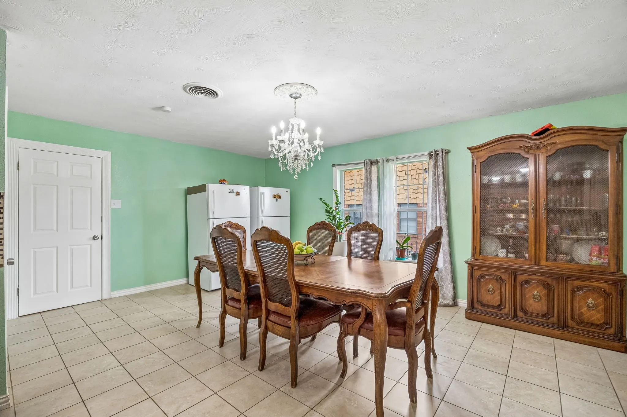 Single Family Residence For Sale in Dallas County , 2122 S Vernon Avenue, Dallas, Texas 75224, 5 Bedroom, 3 Bathroom, 2 Garage spaces, 3,687 Sqft, built in 1958, mls#21329401, Real Estate Agent in Dallas, Homes For Sale in Dallas county, Homes For Sale in Dallas, Realtor in Dallas Texas, Real Estate Brokerage Independent Realty Texas, Luminita Cordes Realtor