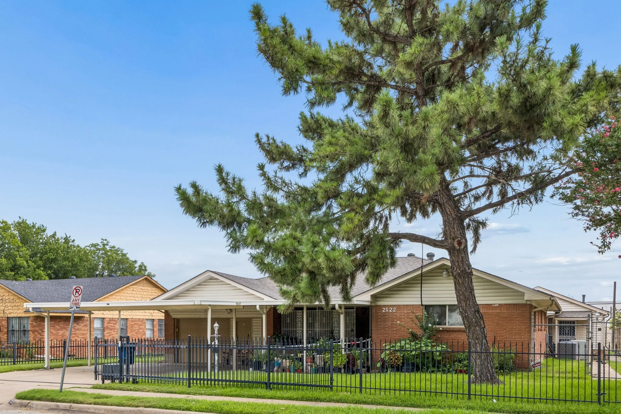 Single Family Residence For Sale in Dallas County , 2122 S Vernon Avenue, Dallas, Texas 75224, 5 Bedroom, 3 Bathroom, 2 Garage spaces, 3,687 Sqft, built in 1958, mls#21329401, Real Estate Agent in Dallas, Homes For Sale in Dallas county, Homes For Sale in Dallas, Realtor in Dallas Texas, Real Estate Brokerage Independent Realty Texas, Luminita Cordes Realtor