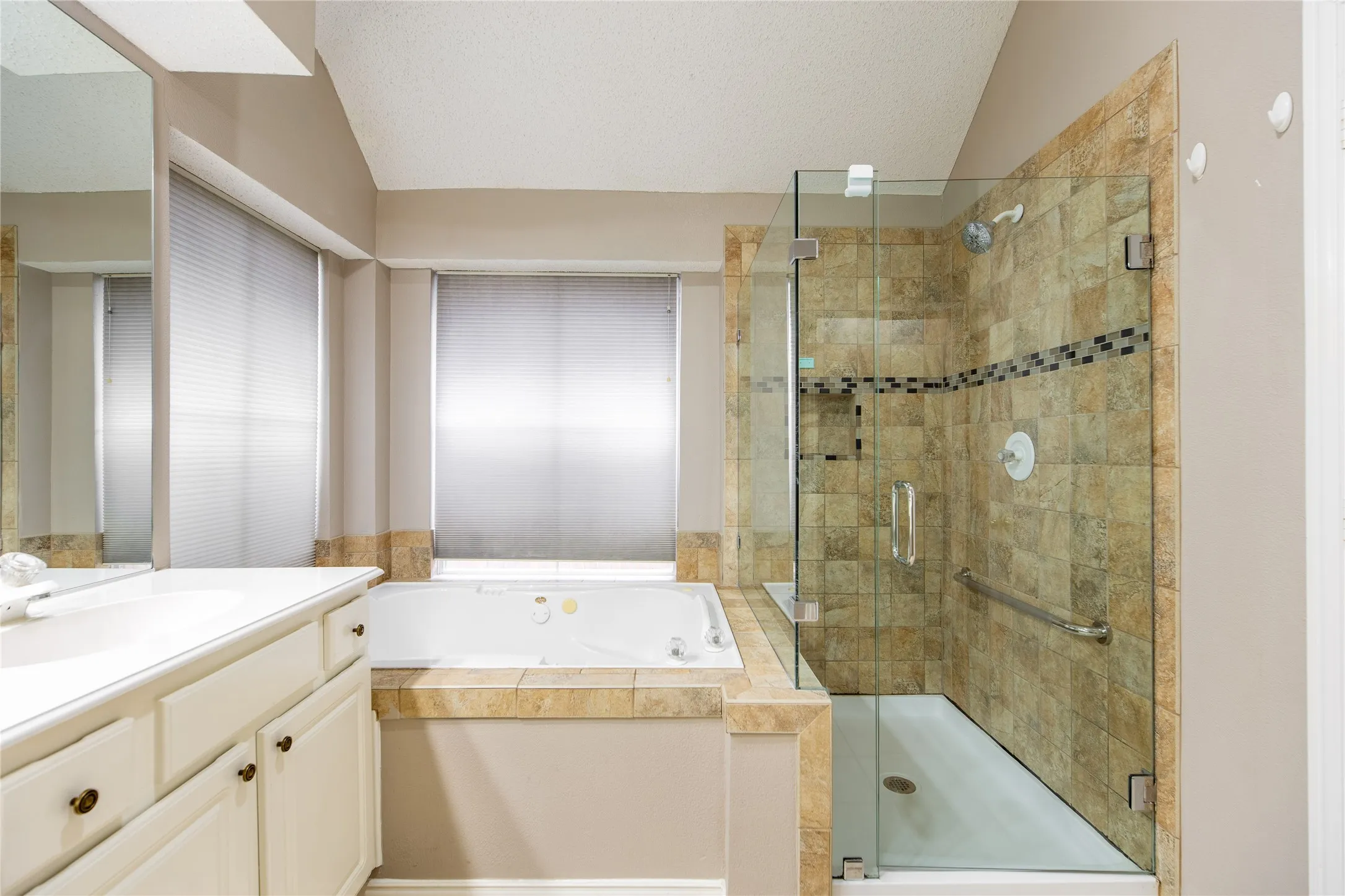 Single Family Residence For Sale in Dallas County , 9316 Preston Trail, Irving, Texas 75063, 3 Bedroom, 2 Bathroom, 2 Garage spaces, 2,250 Sqft, built in 1995, mls#21332940, Real Estate Agent in Irving, Homes For Sale in Dallas county, Homes For Sale in Irving, Realtor in Irving Texas, Real Estate Brokerage Independent Realty Texas, Luminita Cordes Realtor