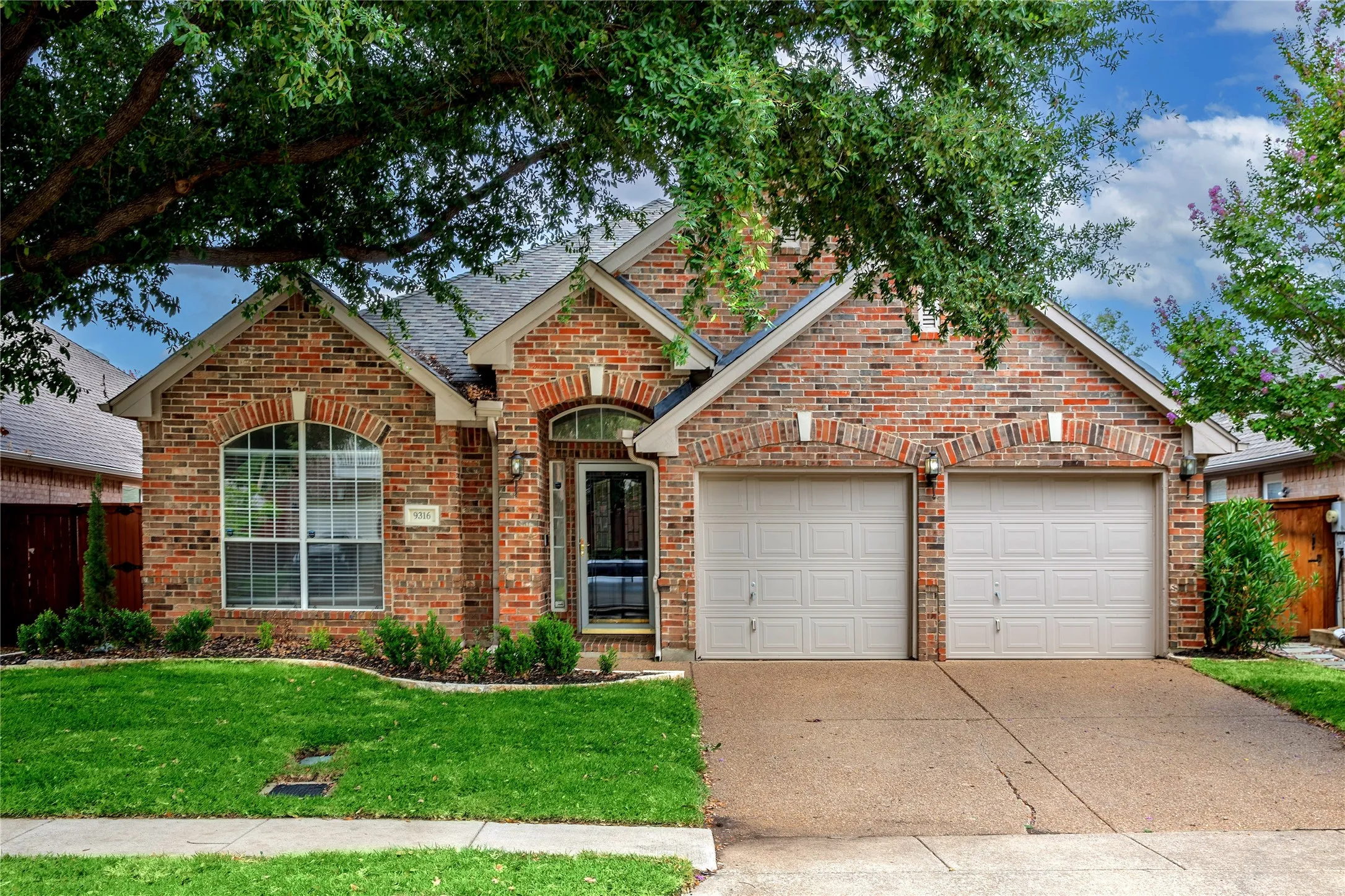 Single Family Residence For Sale in Dallas County , 9316 Preston Trail, Irving, Texas 75063, 3 Bedroom, 2 Bathroom, 2 Garage spaces, 2,250 Sqft, built in 1995, mls#21332940, Real Estate Agent in Irving, Homes For Sale in Dallas county, Homes For Sale in Irving, Realtor in Irving Texas, Real Estate Brokerage Independent Realty Texas, Luminita Cordes Realtor