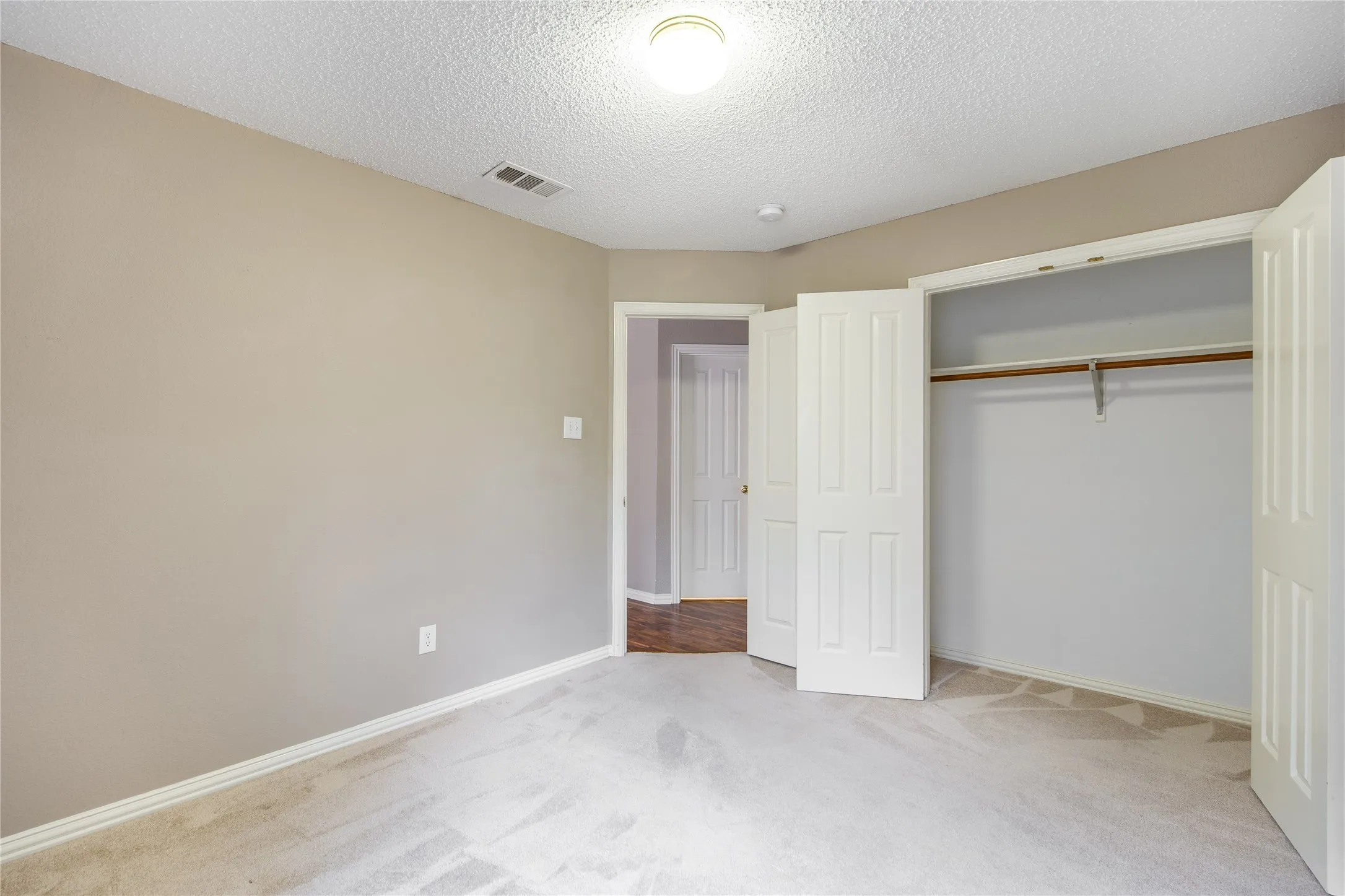 Single Family Residence For Sale in Dallas County , 9316 Preston Trail, Irving, Texas 75063, 3 Bedroom, 2 Bathroom, 2 Garage spaces, 2,250 Sqft, built in 1995, mls#21332940, Real Estate Agent in Irving, Homes For Sale in Dallas county, Homes For Sale in Irving, Realtor in Irving Texas, Real Estate Brokerage Independent Realty Texas, Luminita Cordes Realtor