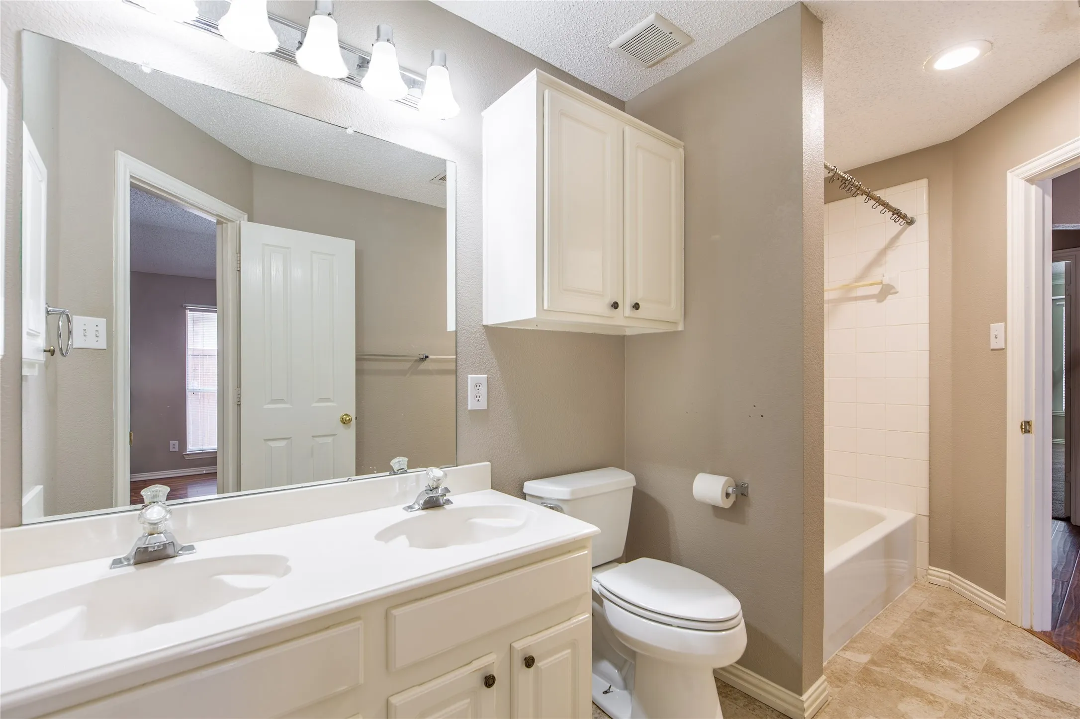 Single Family Residence For Sale in Dallas County , 9316 Preston Trail, Irving, Texas 75063, 3 Bedroom, 2 Bathroom, 2 Garage spaces, 2,250 Sqft, built in 1995, mls#21332940, Real Estate Agent in Irving, Homes For Sale in Dallas county, Homes For Sale in Irving, Realtor in Irving Texas, Real Estate Brokerage Independent Realty Texas, Luminita Cordes Realtor