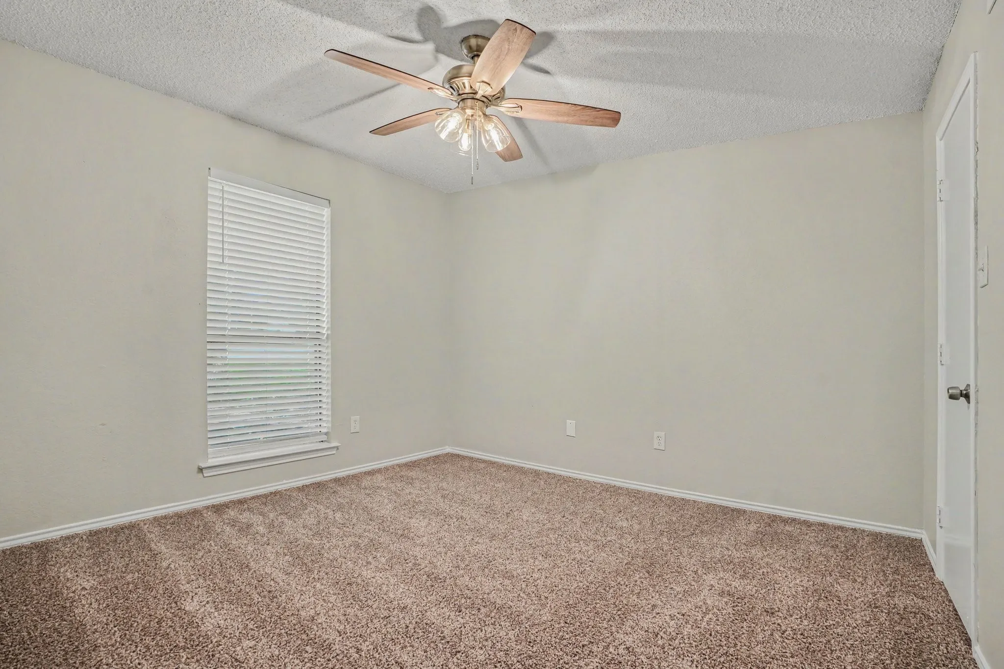 Single Family Residence For Sale in Tarrant County , 4715 Burning Springs Drive, Arlington, Texas 76017, 3 Bedroom, 2 Bathroom, 2 Garage spaces, 2,224 Sqft, built in 1983, mls#21333156, Real Estate Agent in Arlington, Homes For Sale in Tarrant county, Homes For Sale in Arlington, Realtor in Arlington Texas, Real Estate Brokerage Independent Realty Texas, Luminita Cordes Realtor