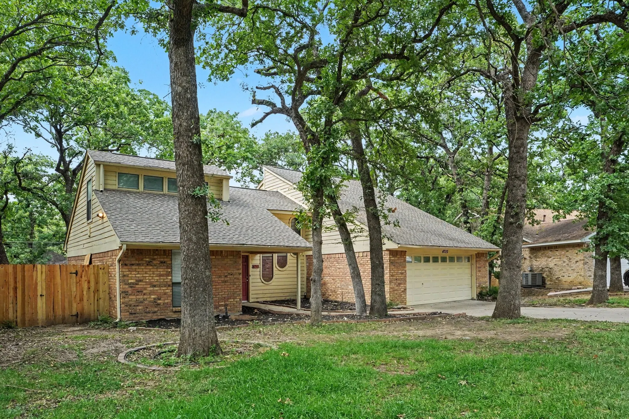 Single Family Residence For Sale in Tarrant County , 4715 Burning Springs Drive, Arlington, Texas 76017, 3 Bedroom, 2 Bathroom, 2 Garage spaces, 2,224 Sqft, built in 1983, mls#21333156, Real Estate Agent in Arlington, Homes For Sale in Tarrant county, Homes For Sale in Arlington, Realtor in Arlington Texas, Real Estate Brokerage Independent Realty Texas, Luminita Cordes Realtor