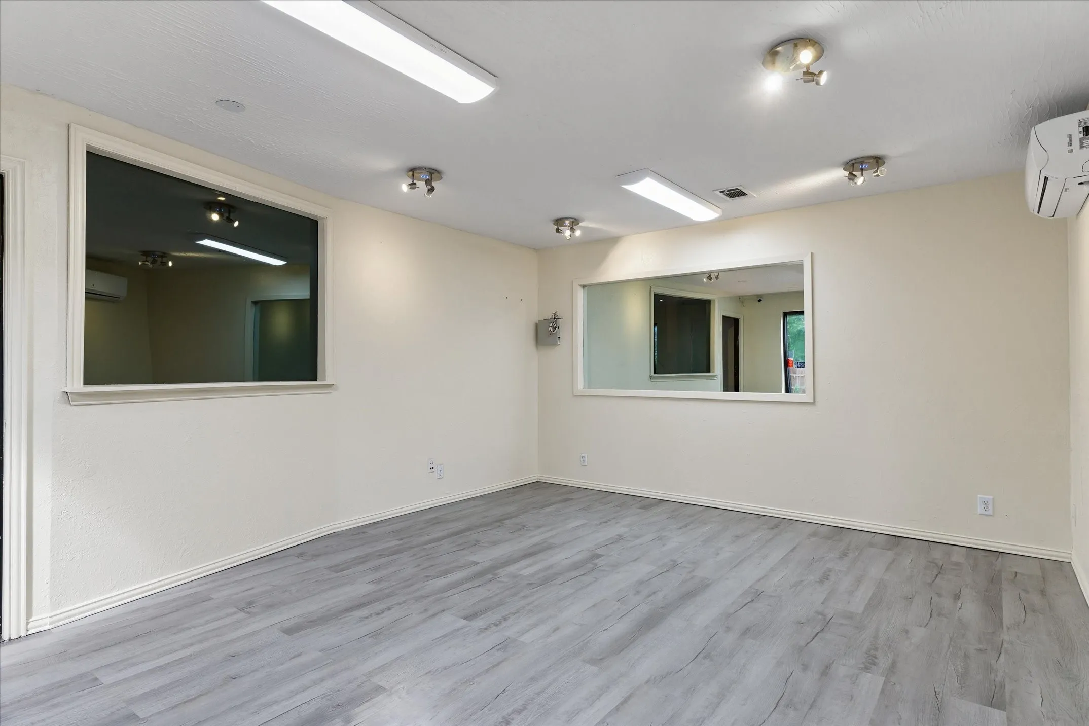 Business For Rent in Dallas County , 200 Cypress Street, Seagoville, Texas 75159, 0, 0, Garage spaces, 0 Sqft, built in 1999, mls#21329618, Real Estate Agent in Seagoville, Homes For Rent in Dallas county, Homes For Rent in Seagoville, Realtor in Seagoville Texas, Real Estate Brokerage Independent Realty Texas, Luminita Cordes Realtor