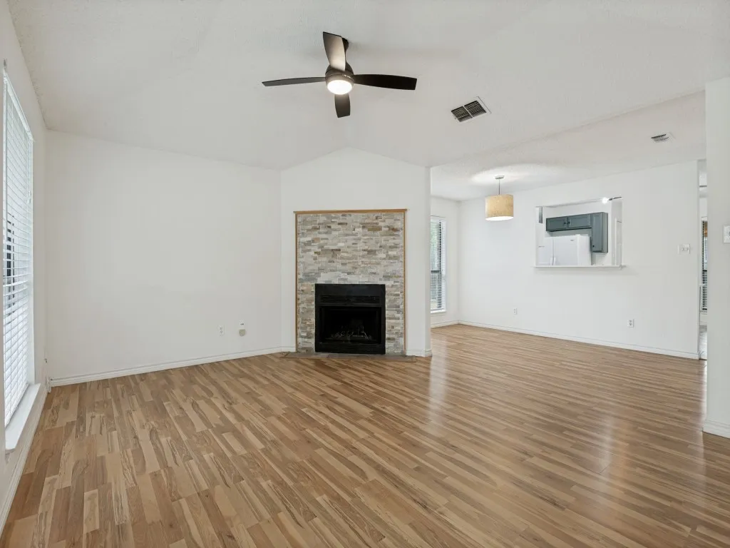 Duplex For Rent in Tarrant County , 3006 Post Oak Drive, Euless, Texas 76039, 2 Bedroom, 1 Bathroom, Garage spaces, 1,044 Sqft, built in 1984, mls#21333482, Real Estate Agent in Euless, Homes For Rent in Tarrant county, Homes For Rent in Euless, Realtor in Euless Texas, Real Estate Brokerage Independent Realty Texas, Luminita Cordes Realtor