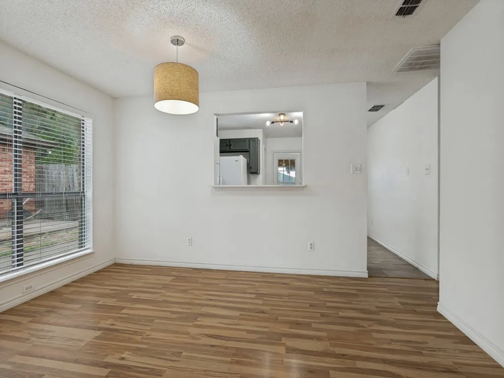 Duplex For Rent in Tarrant County , 3006 Post Oak Drive, Euless, Texas 76039, 2 Bedroom, 1 Bathroom, Garage spaces, 1,044 Sqft, built in 1984, mls#21333482, Real Estate Agent in Euless, Homes For Rent in Tarrant county, Homes For Rent in Euless, Realtor in Euless Texas, Real Estate Brokerage Independent Realty Texas, Luminita Cordes Realtor