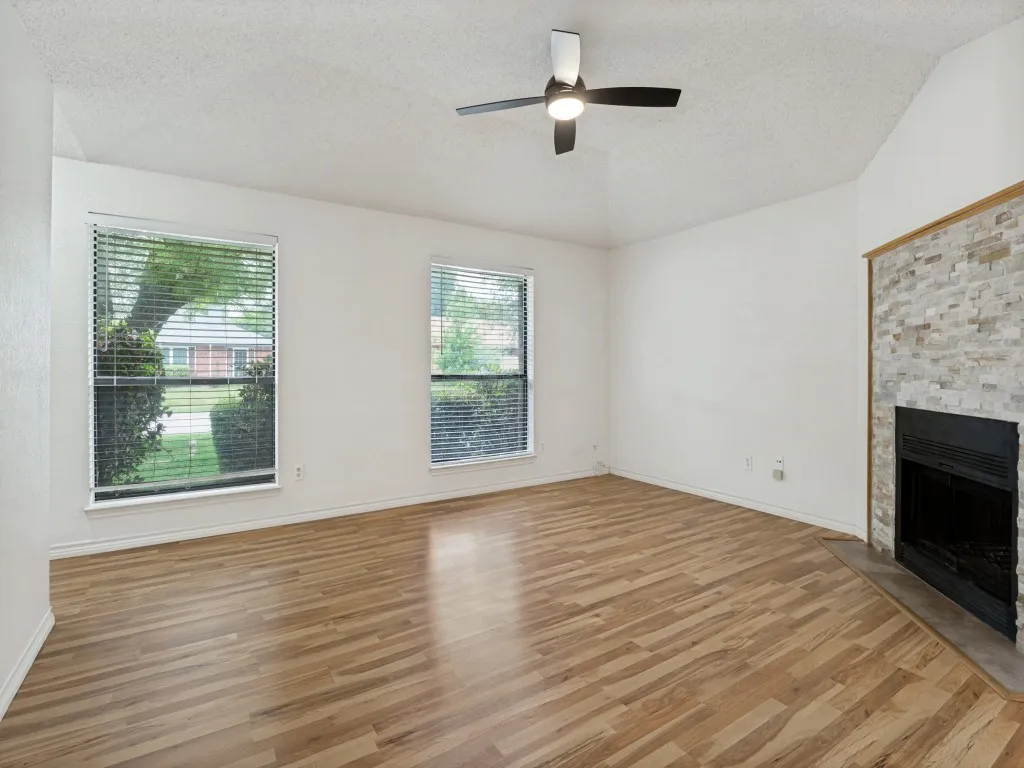 Duplex For Rent in Tarrant County , 3006 Post Oak Drive, Euless, Texas 76039, 2 Bedroom, 1 Bathroom, Garage spaces, 1,044 Sqft, built in 1984, mls#21333482, Real Estate Agent in Euless, Homes For Rent in Tarrant county, Homes For Rent in Euless, Realtor in Euless Texas, Real Estate Brokerage Independent Realty Texas, Luminita Cordes Realtor