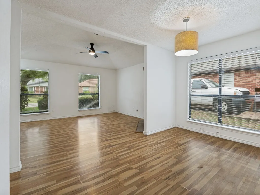 Duplex For Rent in Tarrant County , 3006 Post Oak Drive, Euless, Texas 76039, 2 Bedroom, 1 Bathroom, Garage spaces, 1,044 Sqft, built in 1984, mls#21333482, Real Estate Agent in Euless, Homes For Rent in Tarrant county, Homes For Rent in Euless, Realtor in Euless Texas, Real Estate Brokerage Independent Realty Texas, Luminita Cordes Realtor