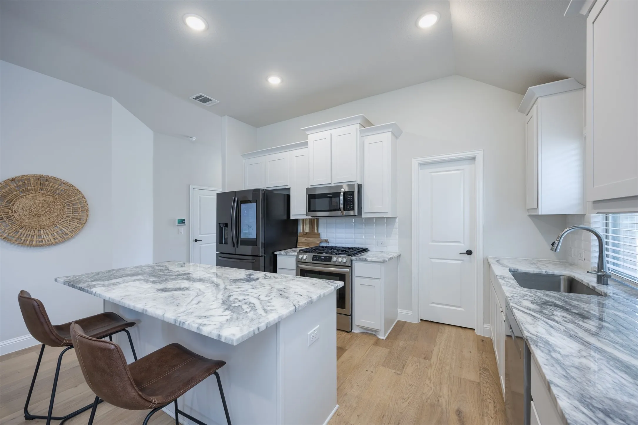 Single Family Residence For Rent in Collin County , 1003 Pecan Glen Drive, Melissa, Texas 75454, 4 Bedroom, 2 Bathroom, 2 Garage spaces, 2,046 Sqft, built in 2023, mls#21333460, Real Estate Agent in Melissa, Homes For Rent in Collin county, Homes For Rent in Melissa, Realtor in Melissa Texas, Real Estate Brokerage Independent Realty Texas, Luminita Cordes Realtor