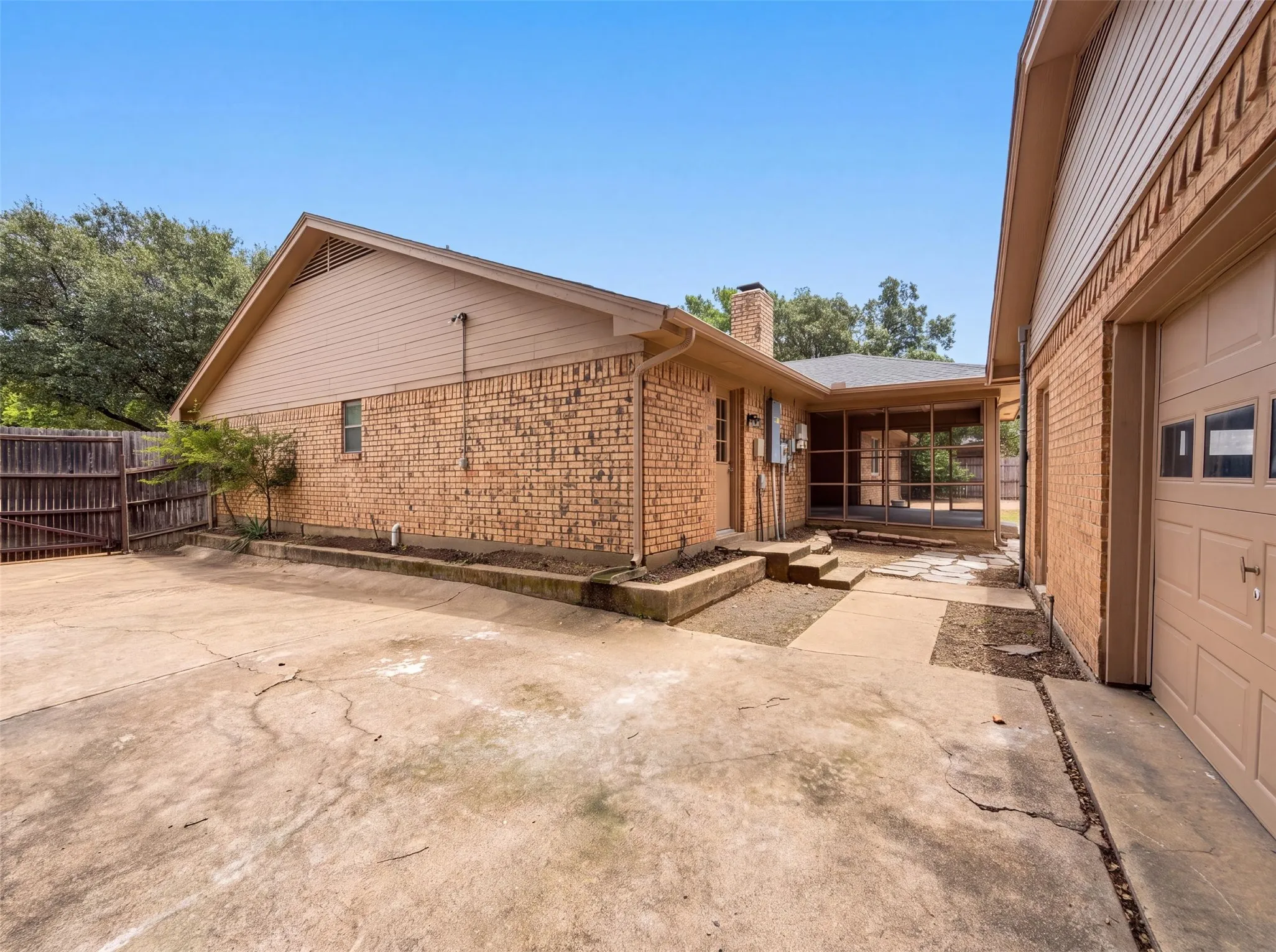 Single Family Residence For Sale in Tarrant County , 940 Western Trail, Keller, Texas 76248, 3 Bedroom, 3 Bathroom, 3 Garage spaces, 2,442 Sqft, built in 1978, mls#21333528, Real Estate Agent in Keller, Homes For Sale in Tarrant county, Homes For Sale in Keller, Realtor in Keller Texas, Real Estate Brokerage Independent Realty Texas, Luminita Cordes Realtor