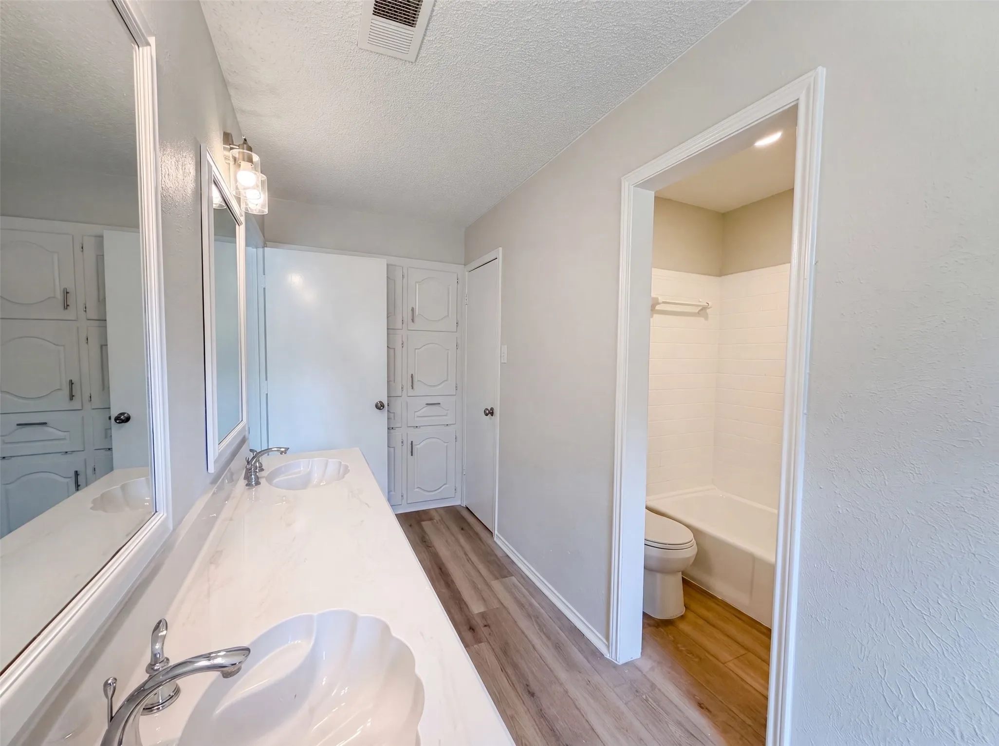Single Family Residence For Sale in Tarrant County , 940 Western Trail, Keller, Texas 76248, 3 Bedroom, 3 Bathroom, 3 Garage spaces, 2,442 Sqft, built in 1978, mls#21333528, Real Estate Agent in Keller, Homes For Sale in Tarrant county, Homes For Sale in Keller, Realtor in Keller Texas, Real Estate Brokerage Independent Realty Texas, Luminita Cordes Realtor