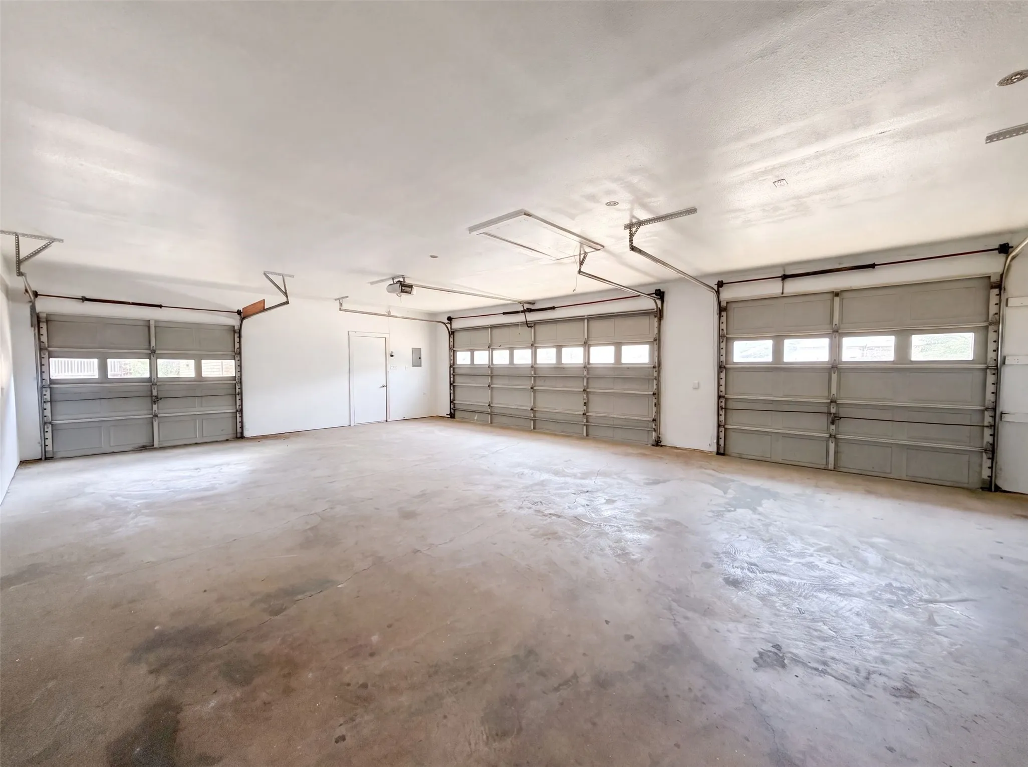 Single Family Residence For Sale in Tarrant County , 940 Western Trail, Keller, Texas 76248, 3 Bedroom, 3 Bathroom, 3 Garage spaces, 2,442 Sqft, built in 1978, mls#21333528, Real Estate Agent in Keller, Homes For Sale in Tarrant county, Homes For Sale in Keller, Realtor in Keller Texas, Real Estate Brokerage Independent Realty Texas, Luminita Cordes Realtor