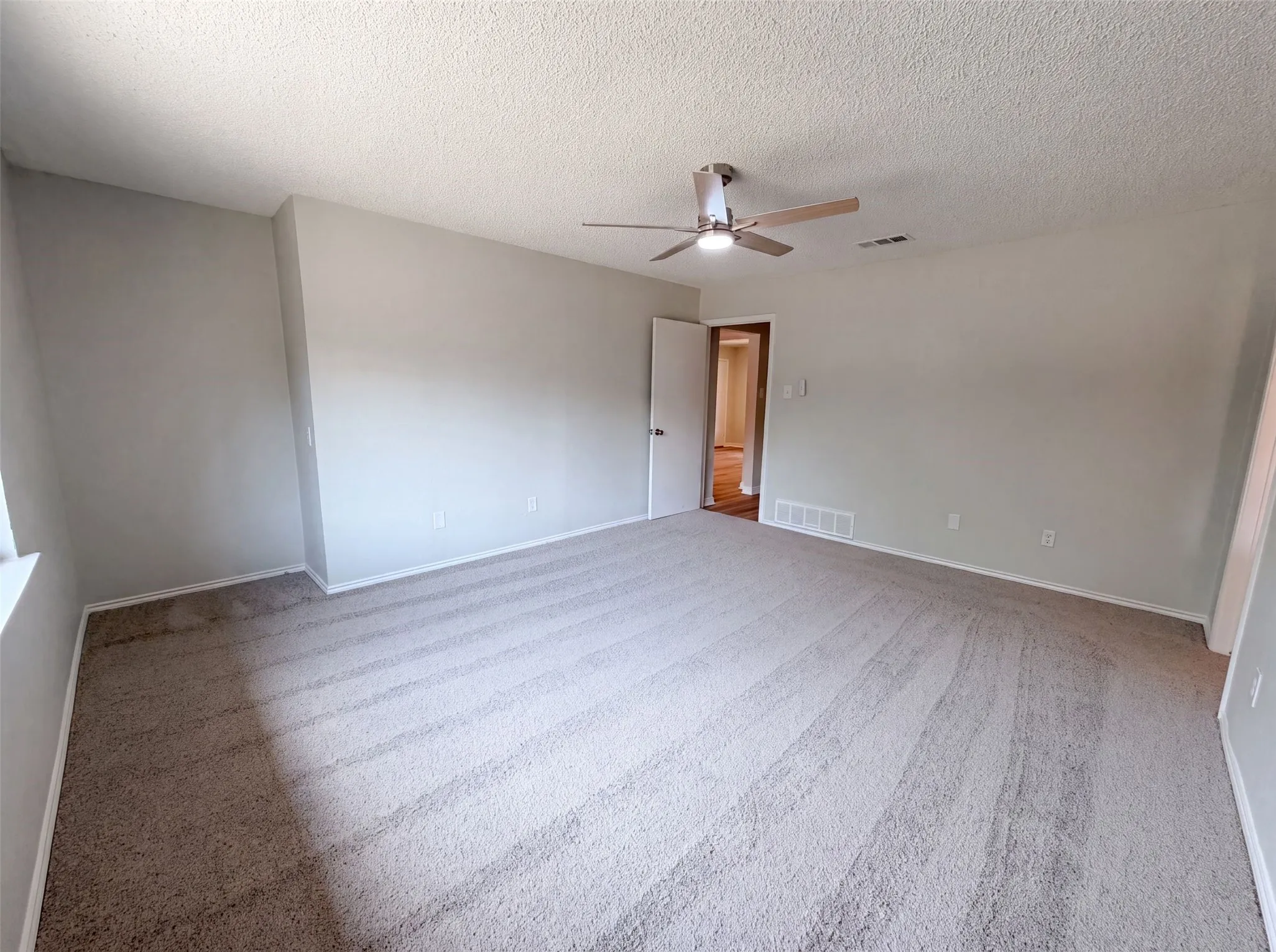 Single Family Residence For Sale in Tarrant County , 940 Western Trail, Keller, Texas 76248, 3 Bedroom, 3 Bathroom, 3 Garage spaces, 2,442 Sqft, built in 1978, mls#21333528, Real Estate Agent in Keller, Homes For Sale in Tarrant county, Homes For Sale in Keller, Realtor in Keller Texas, Real Estate Brokerage Independent Realty Texas, Luminita Cordes Realtor