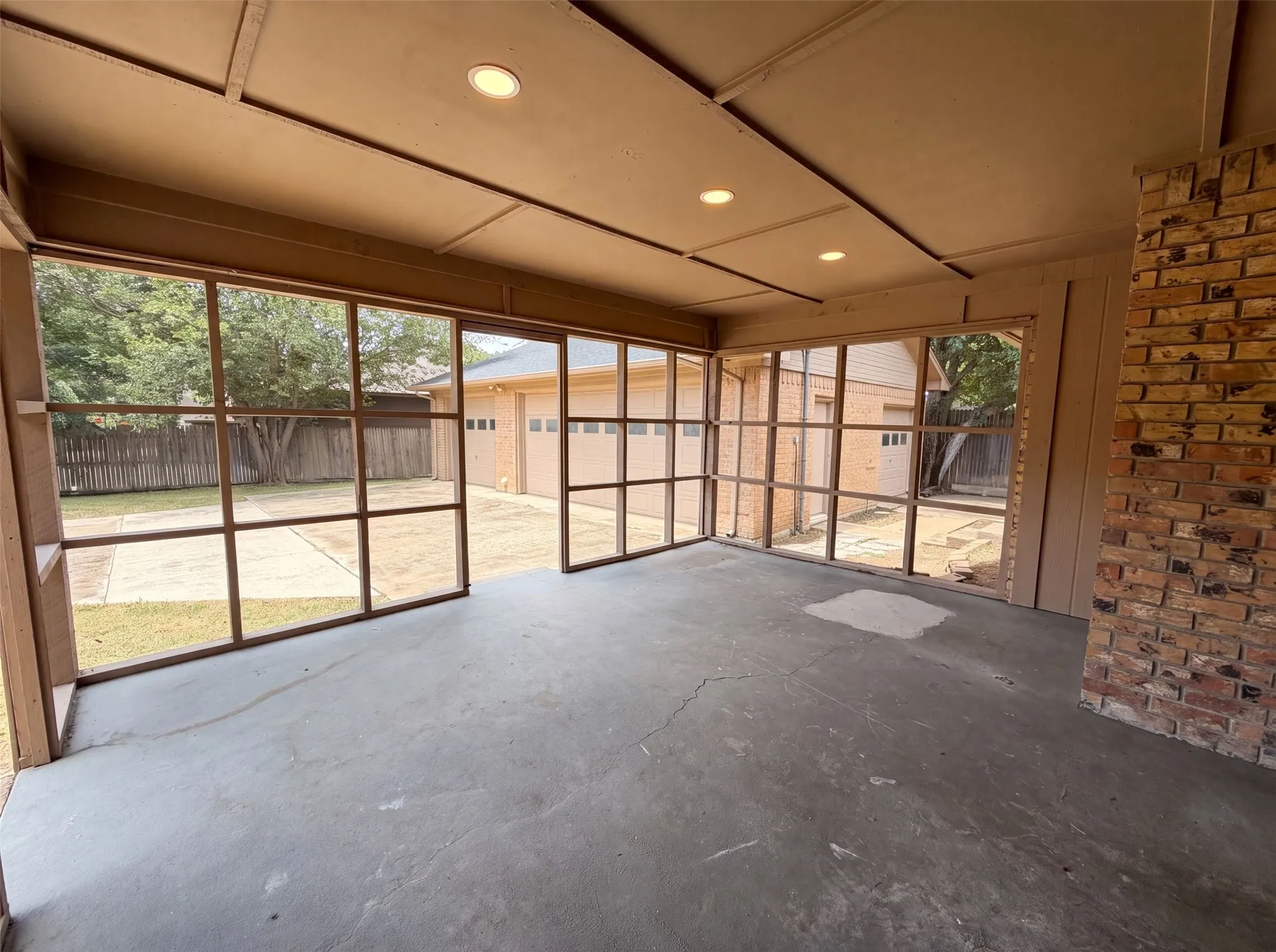 Single Family Residence For Sale in Tarrant County , 940 Western Trail, Keller, Texas 76248, 3 Bedroom, 3 Bathroom, 3 Garage spaces, 2,442 Sqft, built in 1978, mls#21333528, Real Estate Agent in Keller, Homes For Sale in Tarrant county, Homes For Sale in Keller, Realtor in Keller Texas, Real Estate Brokerage Independent Realty Texas, Luminita Cordes Realtor