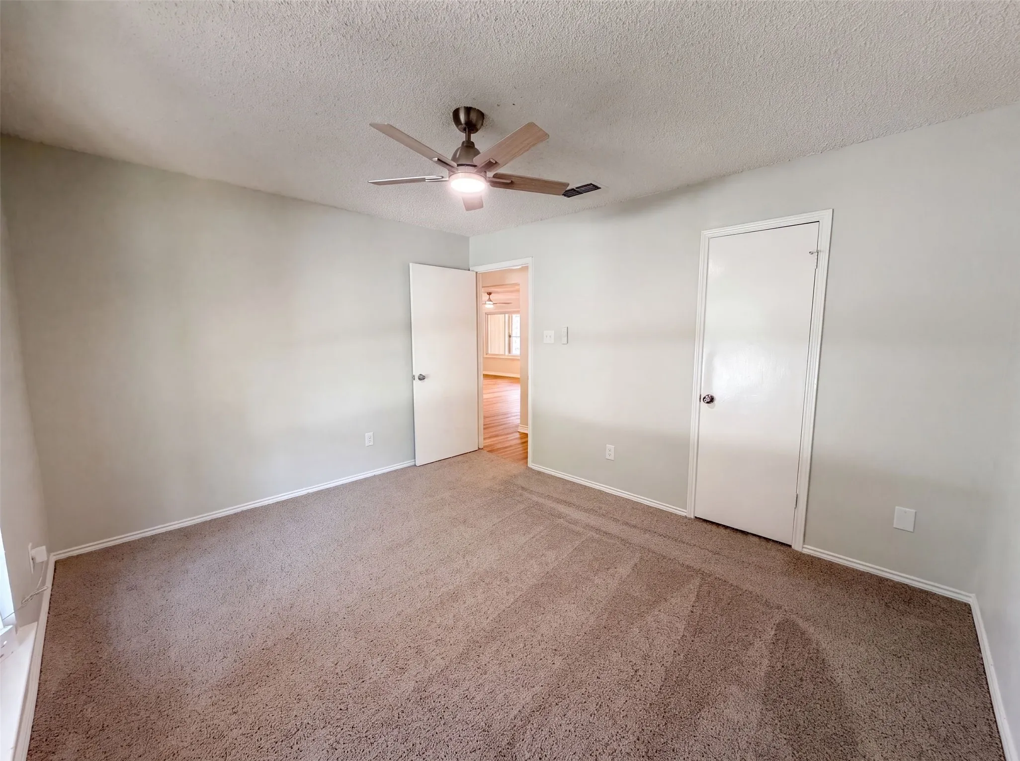 Single Family Residence For Sale in Tarrant County , 940 Western Trail, Keller, Texas 76248, 3 Bedroom, 3 Bathroom, 3 Garage spaces, 2,442 Sqft, built in 1978, mls#21333528, Real Estate Agent in Keller, Homes For Sale in Tarrant county, Homes For Sale in Keller, Realtor in Keller Texas, Real Estate Brokerage Independent Realty Texas, Luminita Cordes Realtor