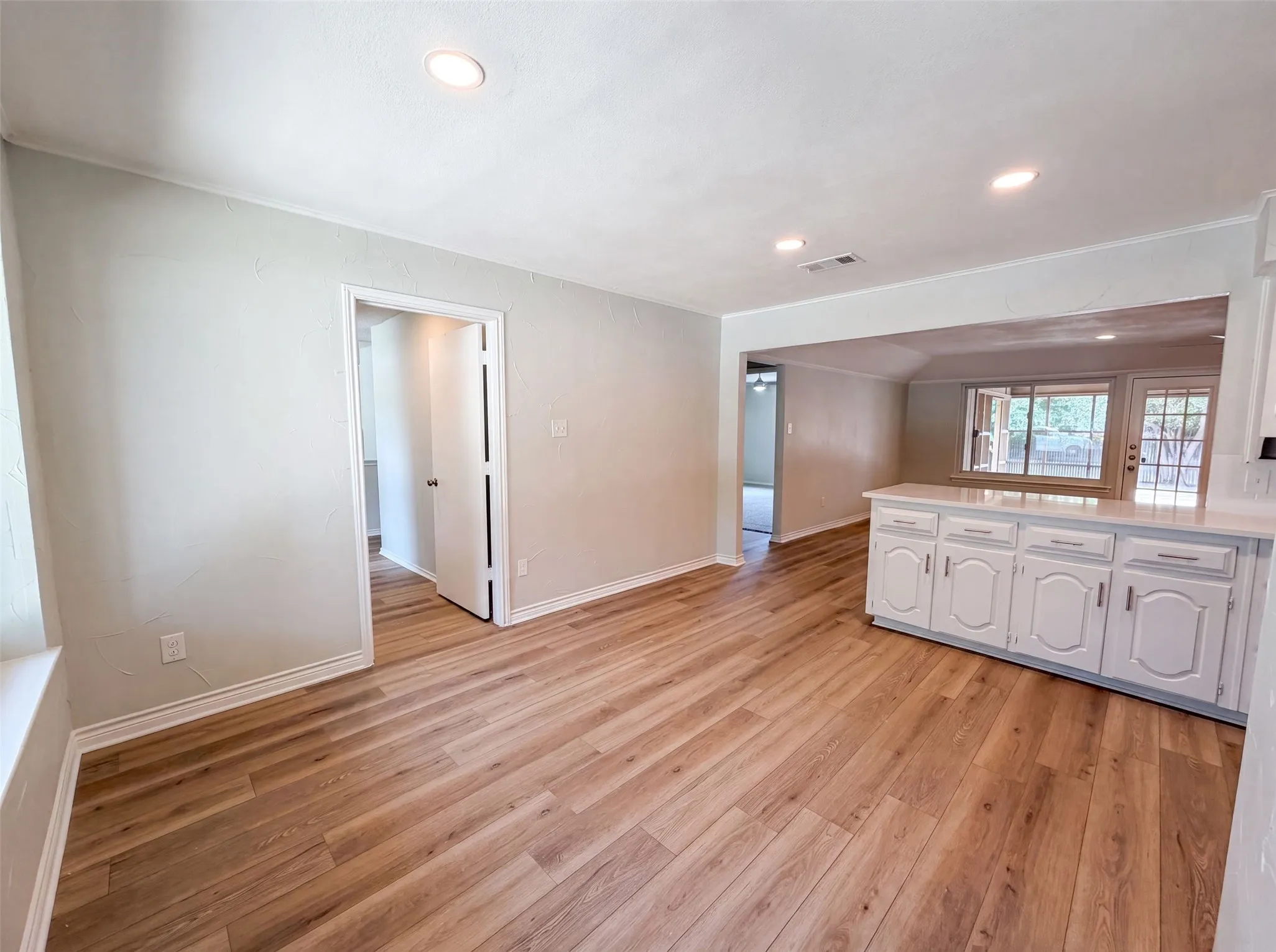 Single Family Residence For Sale in Tarrant County , 940 Western Trail, Keller, Texas 76248, 3 Bedroom, 3 Bathroom, 3 Garage spaces, 2,442 Sqft, built in 1978, mls#21333528, Real Estate Agent in Keller, Homes For Sale in Tarrant county, Homes For Sale in Keller, Realtor in Keller Texas, Real Estate Brokerage Independent Realty Texas, Luminita Cordes Realtor
