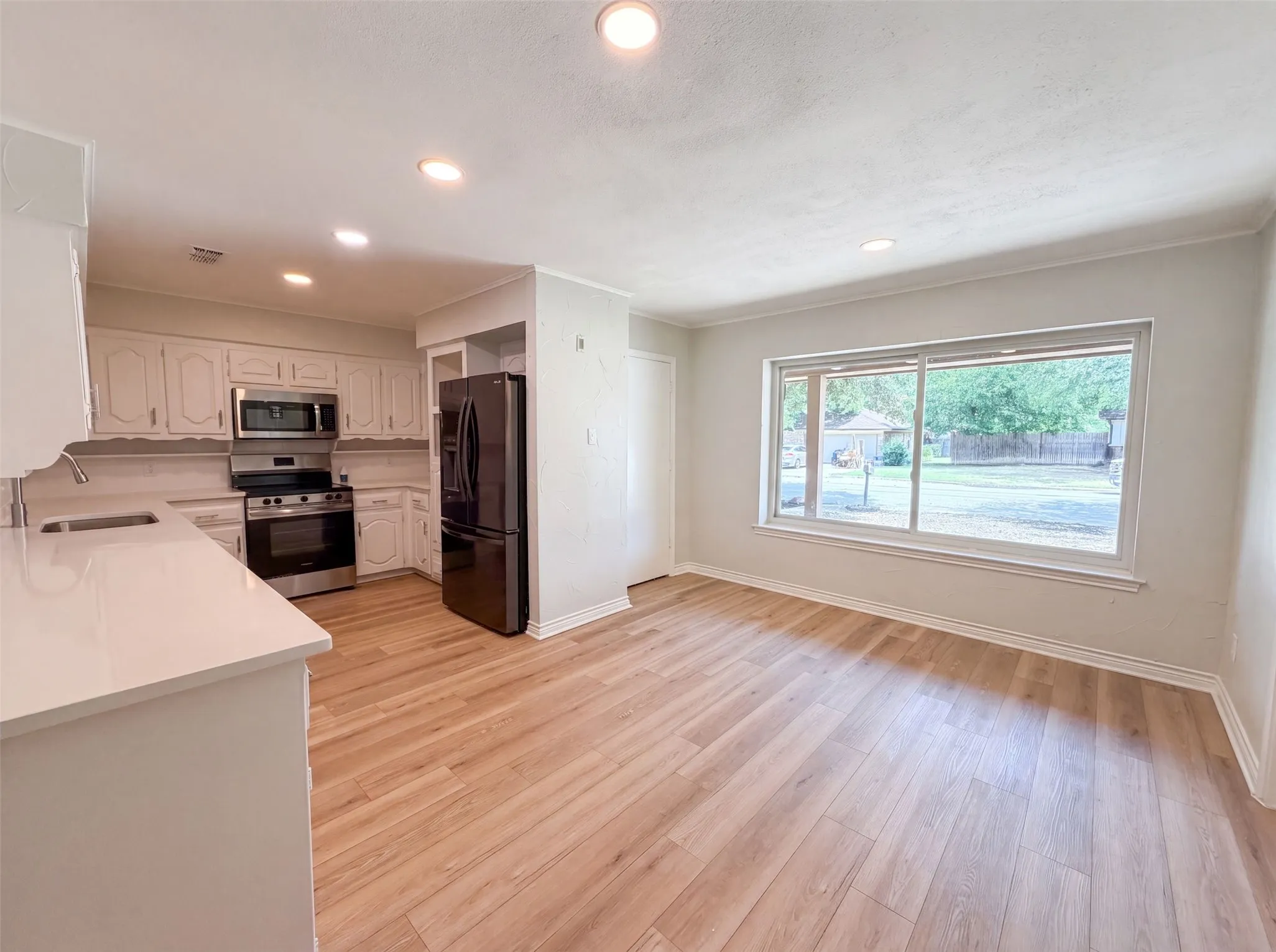 Single Family Residence For Sale in Tarrant County , 940 Western Trail, Keller, Texas 76248, 3 Bedroom, 3 Bathroom, 3 Garage spaces, 2,442 Sqft, built in 1978, mls#21333528, Real Estate Agent in Keller, Homes For Sale in Tarrant county, Homes For Sale in Keller, Realtor in Keller Texas, Real Estate Brokerage Independent Realty Texas, Luminita Cordes Realtor