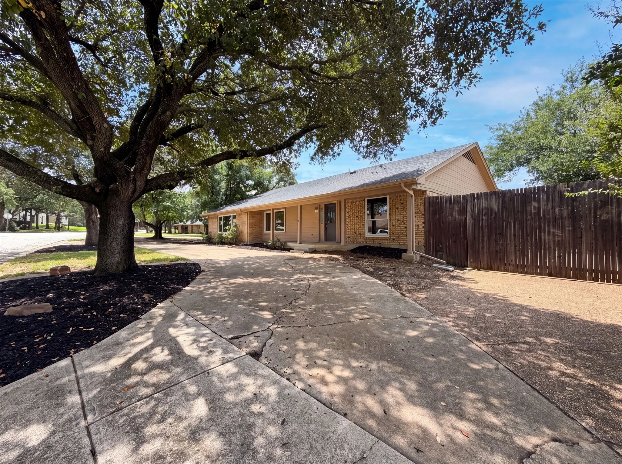 Single Family Residence For Sale in Tarrant County , 940 Western Trail, Keller, Texas 76248, 3 Bedroom, 3 Bathroom, 3 Garage spaces, 2,442 Sqft, built in 1978, mls#21333528, Real Estate Agent in Keller, Homes For Sale in Tarrant county, Homes For Sale in Keller, Realtor in Keller Texas, Real Estate Brokerage Independent Realty Texas, Luminita Cordes Realtor