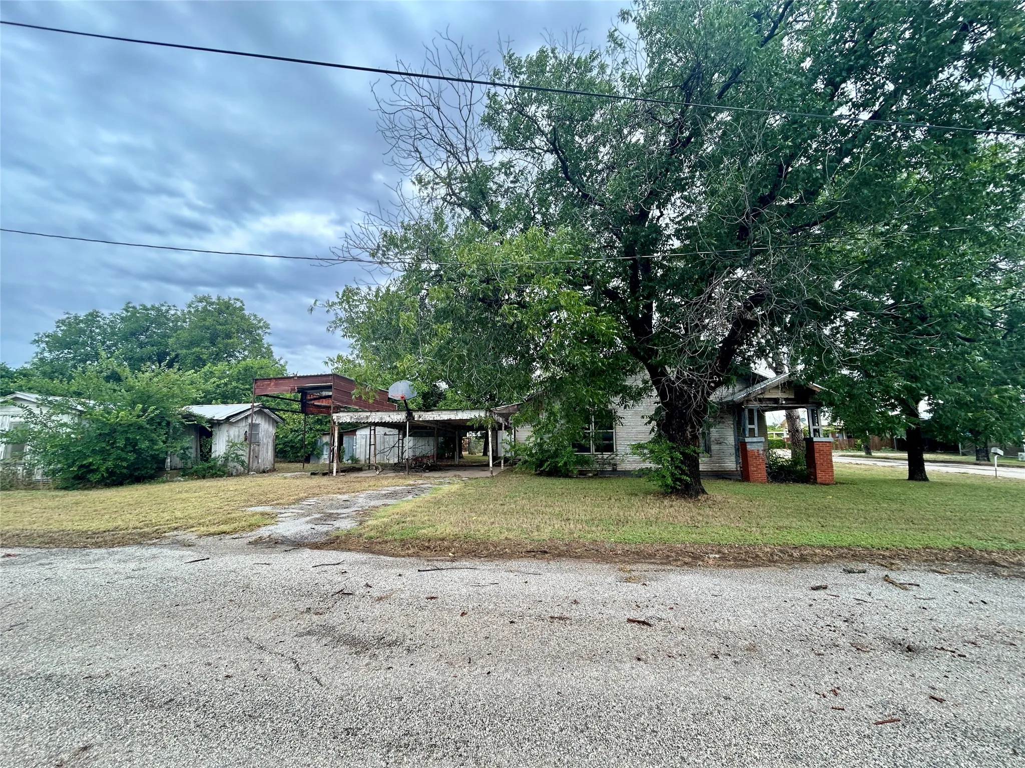 Single Family Residence For Sale in Coleman County , 501 W 12th Street, Coleman, Texas 76834, 3 Bedroom, 2 Bathroom, Garage spaces, 1,722 Sqft, built in 1935, mls#21333529, Real Estate Agent in Coleman, Homes For Sale in Coleman county, Homes For Sale in Coleman, Realtor in Coleman Texas, Real Estate Brokerage Independent Realty Texas, Luminita Cordes Realtor