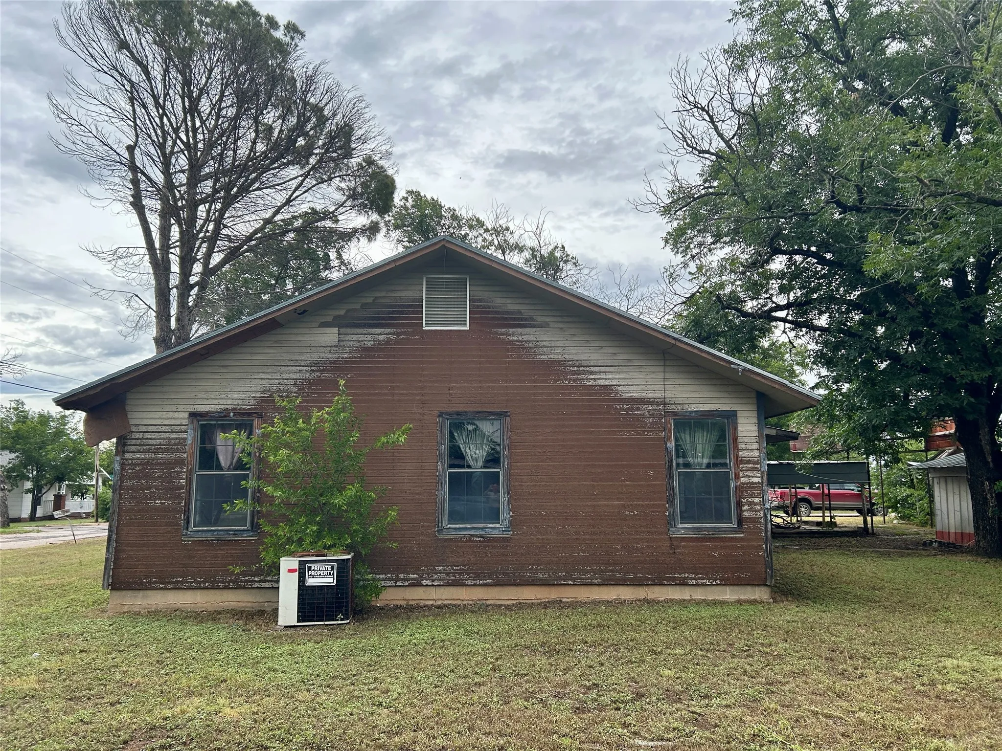 Single Family Residence For Sale in Coleman County , 501 W 12th Street, Coleman, Texas 76834, 3 Bedroom, 2 Bathroom, Garage spaces, 1,722 Sqft, built in 1935, mls#21333529, Real Estate Agent in Coleman, Homes For Sale in Coleman county, Homes For Sale in Coleman, Realtor in Coleman Texas, Real Estate Brokerage Independent Realty Texas, Luminita Cordes Realtor