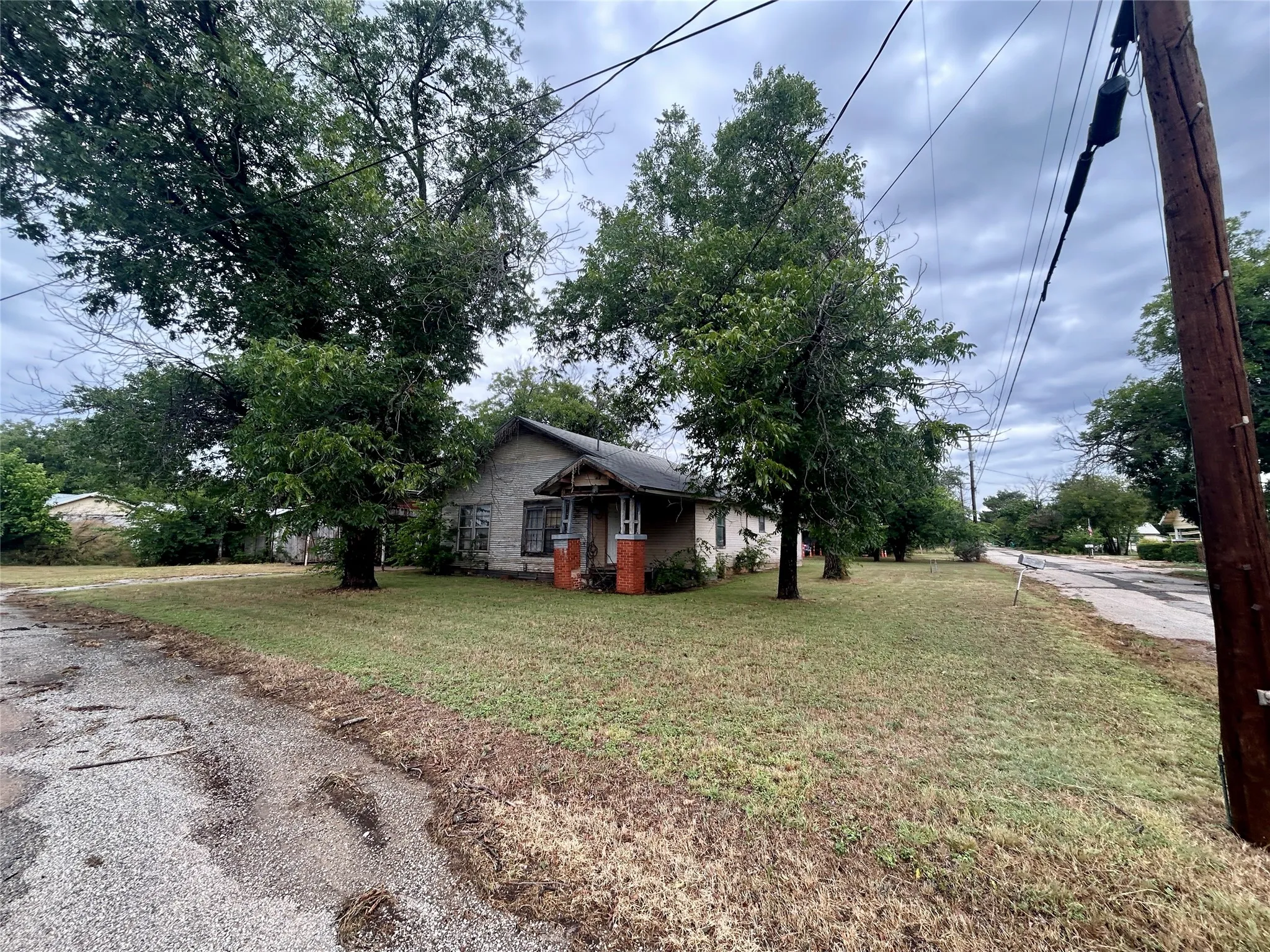 Single Family Residence For Sale in Coleman County , 501 W 12th Street, Coleman, Texas 76834, 3 Bedroom, 2 Bathroom, Garage spaces, 1,722 Sqft, built in 1935, mls#21333529, Real Estate Agent in Coleman, Homes For Sale in Coleman county, Homes For Sale in Coleman, Realtor in Coleman Texas, Real Estate Brokerage Independent Realty Texas, Luminita Cordes Realtor