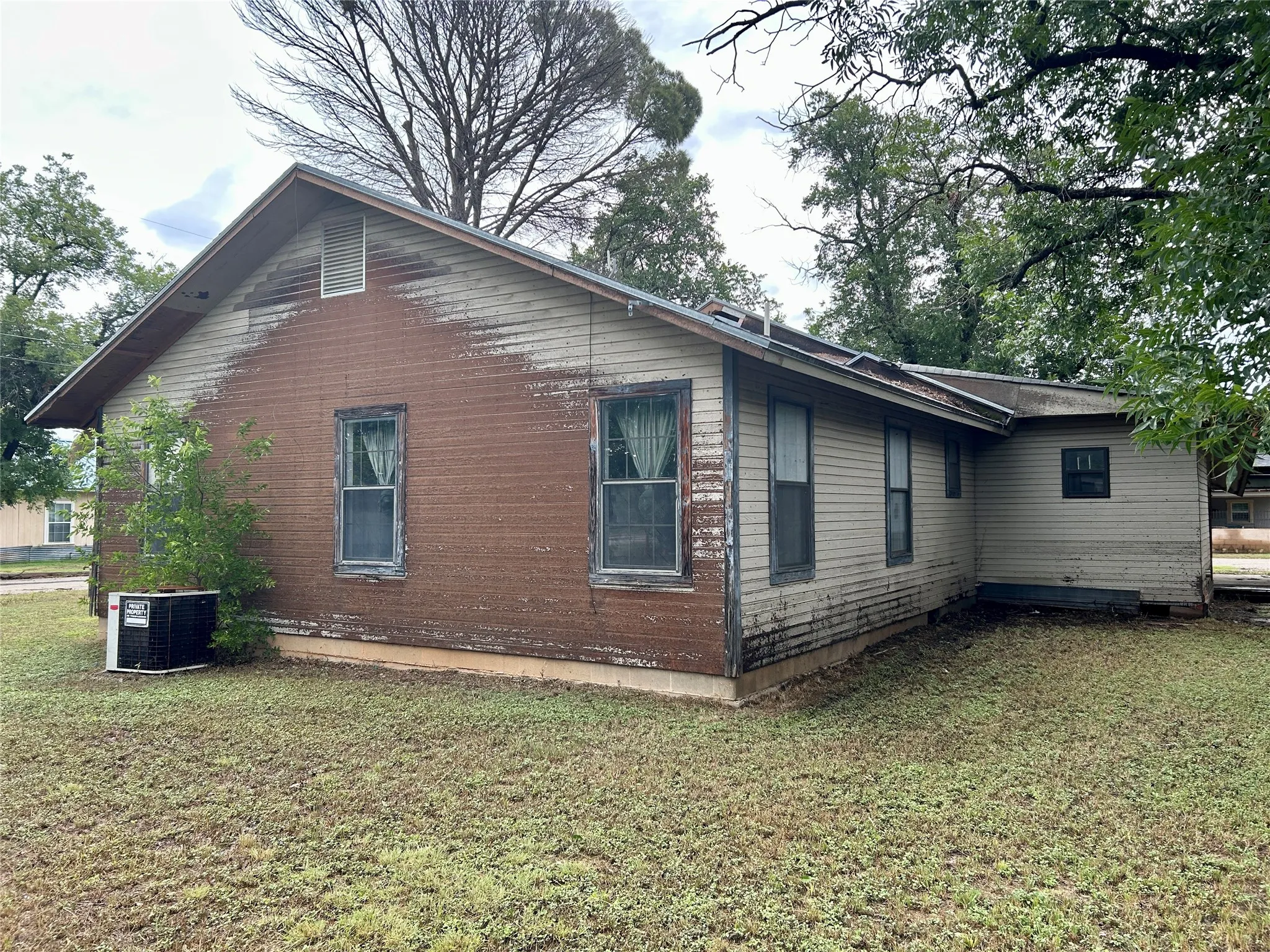 Single Family Residence For Sale in Coleman County , 501 W 12th Street, Coleman, Texas 76834, 3 Bedroom, 2 Bathroom, Garage spaces, 1,722 Sqft, built in 1935, mls#21333529, Real Estate Agent in Coleman, Homes For Sale in Coleman county, Homes For Sale in Coleman, Realtor in Coleman Texas, Real Estate Brokerage Independent Realty Texas, Luminita Cordes Realtor