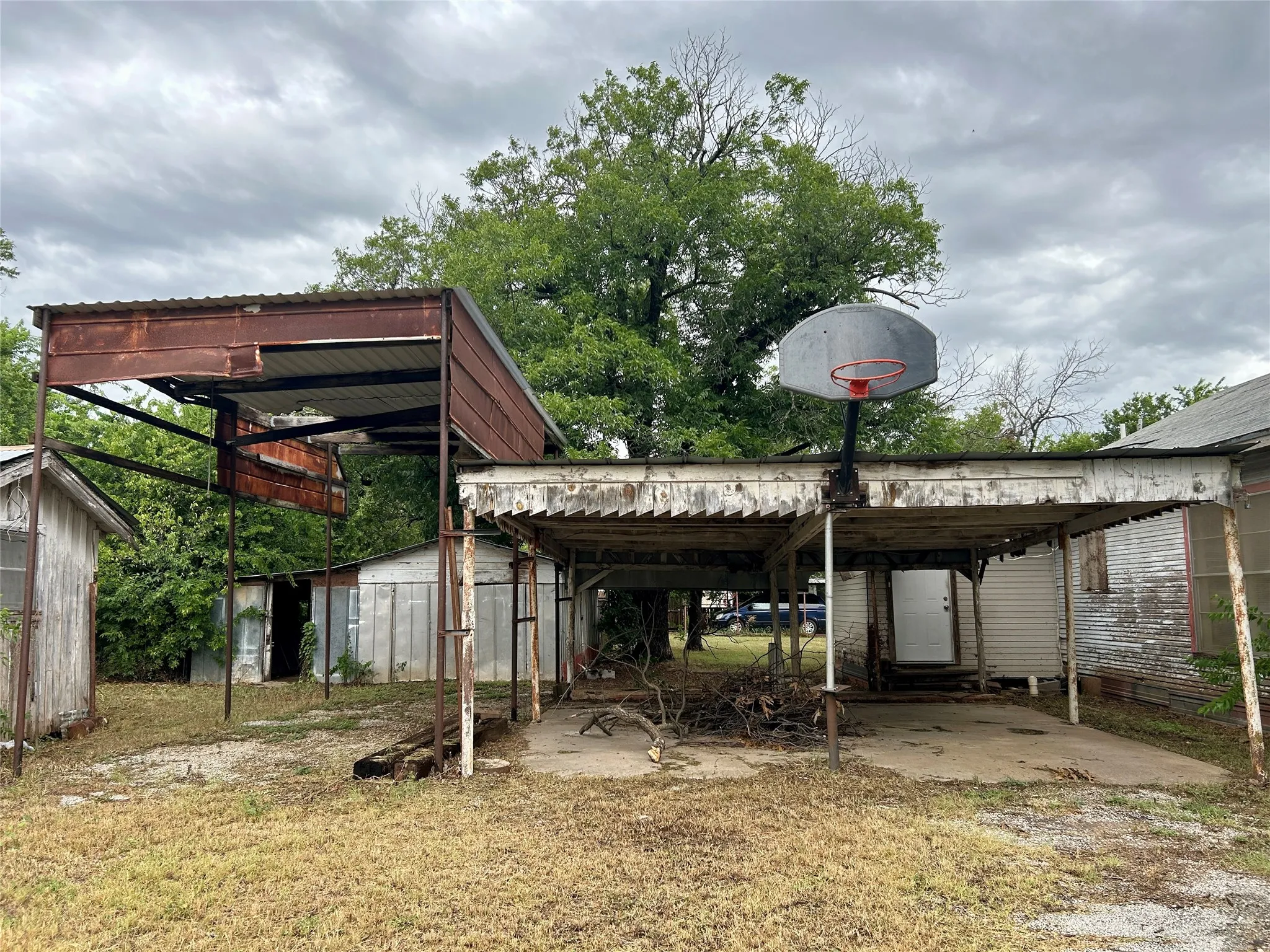 Single Family Residence For Sale in Coleman County , 501 W 12th Street, Coleman, Texas 76834, 3 Bedroom, 2 Bathroom, Garage spaces, 1,722 Sqft, built in 1935, mls#21333529, Real Estate Agent in Coleman, Homes For Sale in Coleman county, Homes For Sale in Coleman, Realtor in Coleman Texas, Real Estate Brokerage Independent Realty Texas, Luminita Cordes Realtor