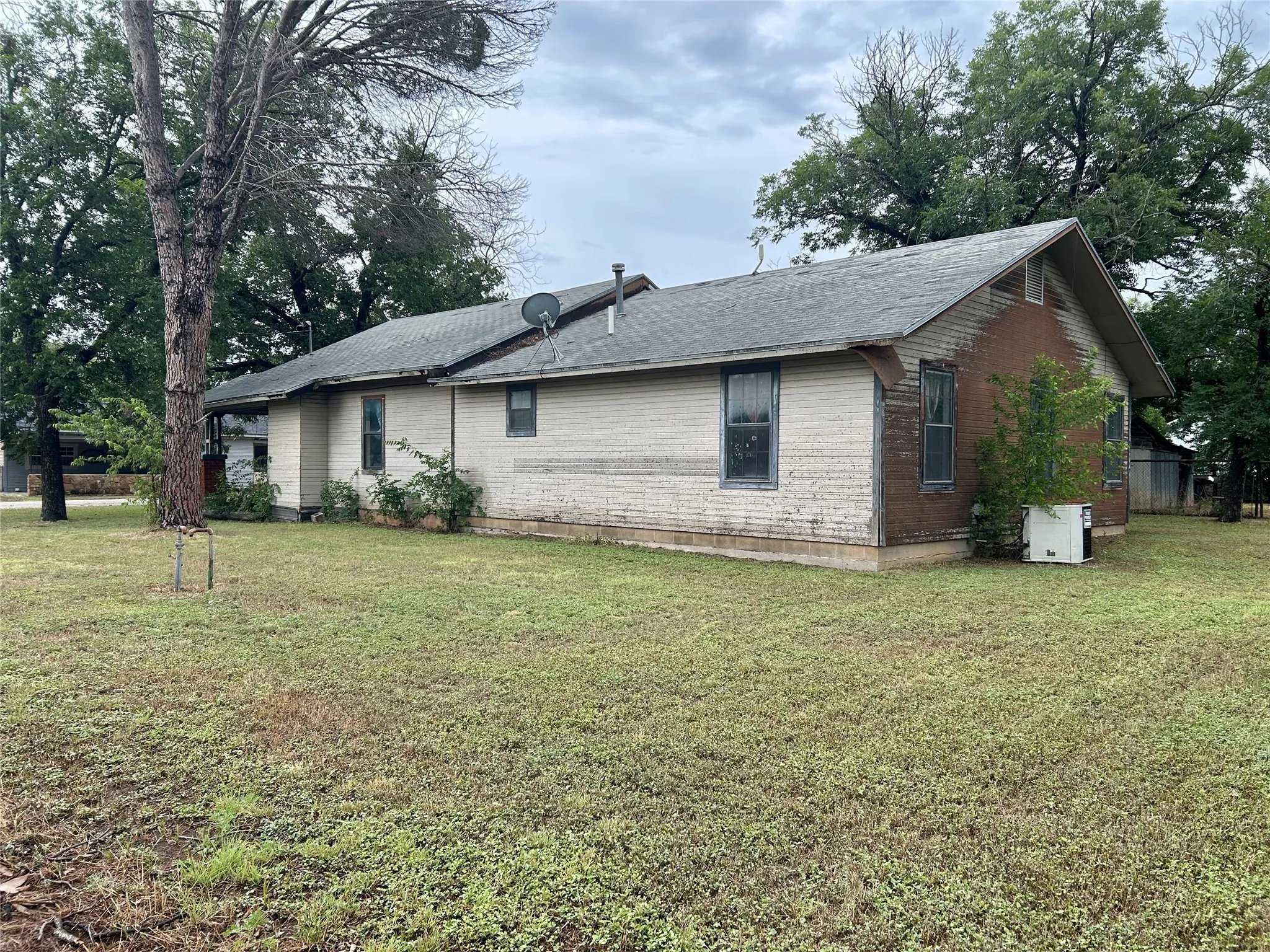 Single Family Residence For Sale in Coleman County , 501 W 12th Street, Coleman, Texas 76834, 3 Bedroom, 2 Bathroom, Garage spaces, 1,722 Sqft, built in 1935, mls#21333529, Real Estate Agent in Coleman, Homes For Sale in Coleman county, Homes For Sale in Coleman, Realtor in Coleman Texas, Real Estate Brokerage Independent Realty Texas, Luminita Cordes Realtor