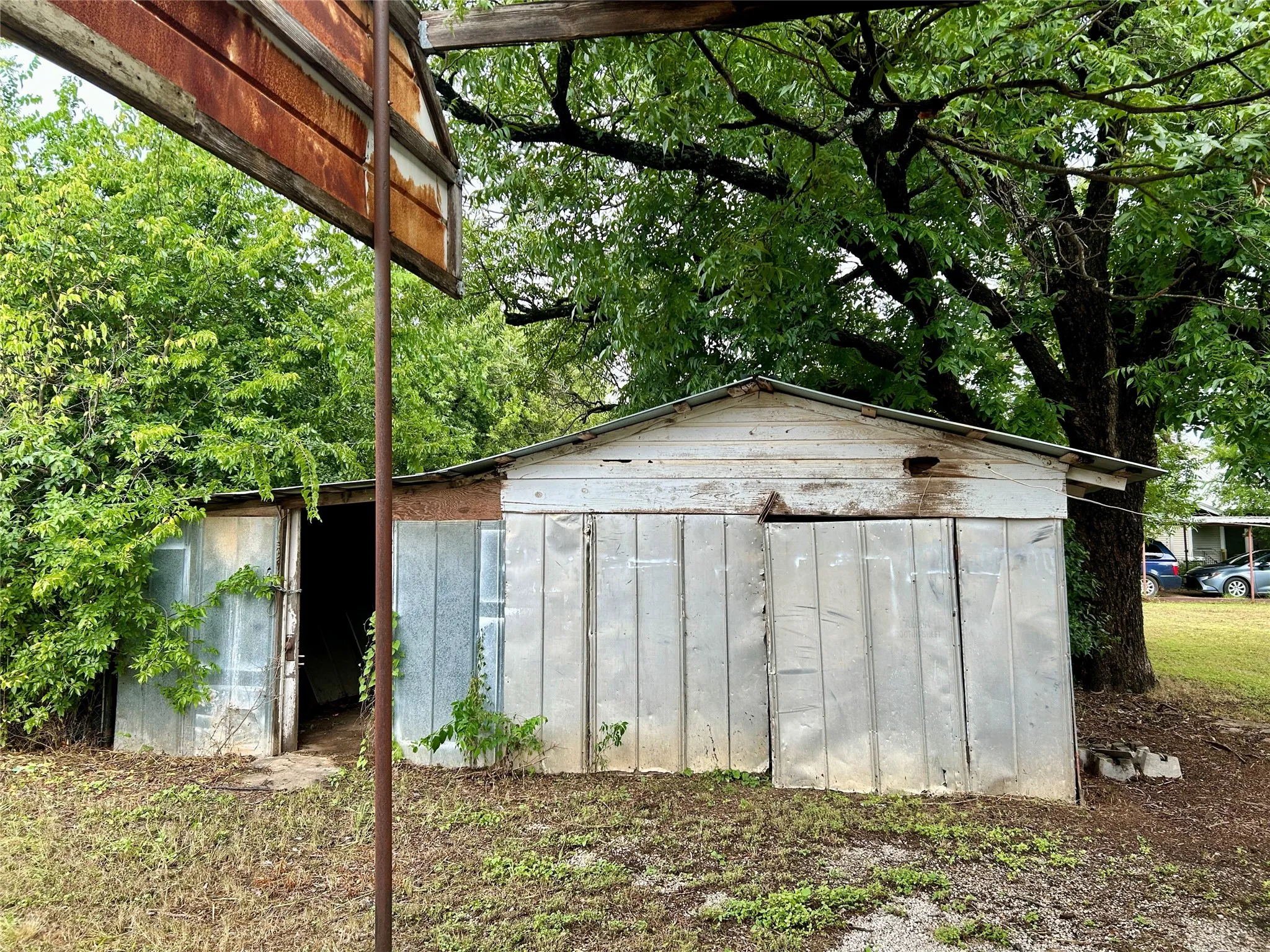 Single Family Residence For Sale in Coleman County , 501 W 12th Street, Coleman, Texas 76834, 3 Bedroom, 2 Bathroom, Garage spaces, 1,722 Sqft, built in 1935, mls#21333529, Real Estate Agent in Coleman, Homes For Sale in Coleman county, Homes For Sale in Coleman, Realtor in Coleman Texas, Real Estate Brokerage Independent Realty Texas, Luminita Cordes Realtor