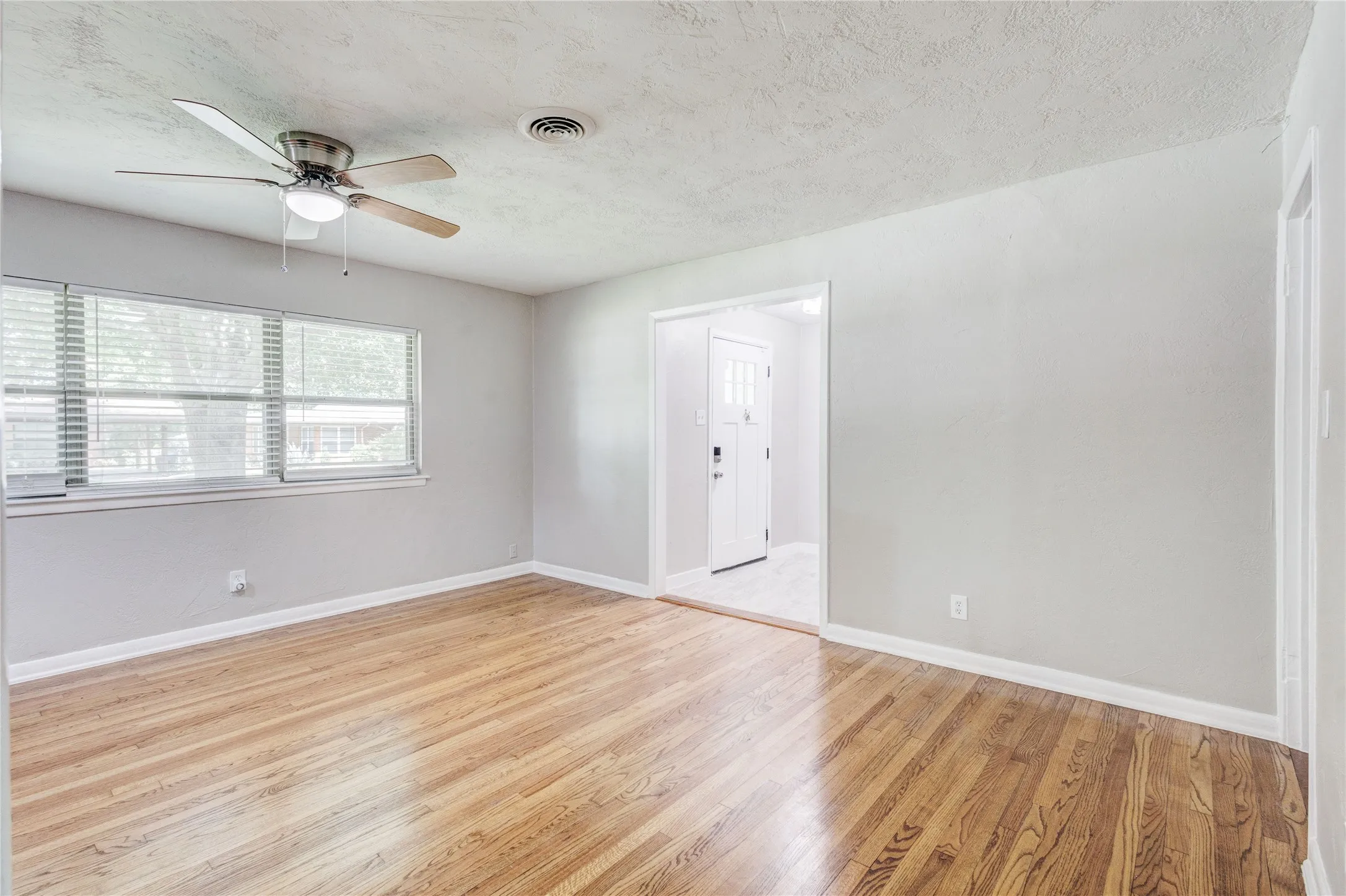 Single Family Residence For Sale in Tarrant County , 4745 Melita Avenue, Fort Worth, Texas 76133, 4 Bedroom, 1 Bathroom, Garage spaces, 1,276 Sqft, built in 1951, mls#21333485, Real Estate Agent in Fort Worth, Homes For Sale in Tarrant county, Homes For Sale in Fort Worth, Realtor in Fort Worth Texas, Real Estate Brokerage Independent Realty Texas, Luminita Cordes Realtor