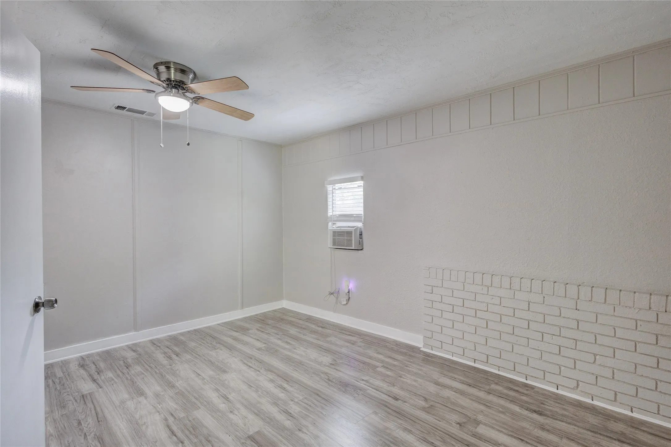 Single Family Residence For Sale in Tarrant County , 4745 Melita Avenue, Fort Worth, Texas 76133, 4 Bedroom, 1 Bathroom, Garage spaces, 1,276 Sqft, built in 1951, mls#21333485, Real Estate Agent in Fort Worth, Homes For Sale in Tarrant county, Homes For Sale in Fort Worth, Realtor in Fort Worth Texas, Real Estate Brokerage Independent Realty Texas, Luminita Cordes Realtor