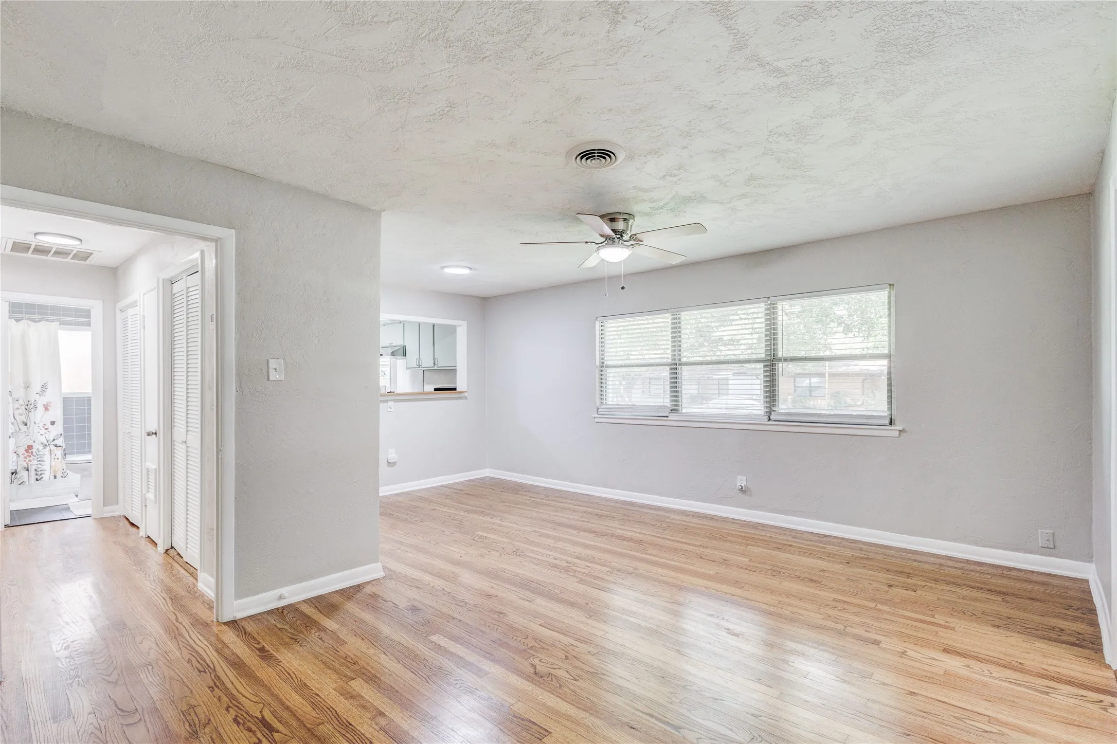 Single Family Residence For Sale in Tarrant County , 4745 Melita Avenue, Fort Worth, Texas 76133, 4 Bedroom, 1 Bathroom, Garage spaces, 1,276 Sqft, built in 1951, mls#21333485, Real Estate Agent in Fort Worth, Homes For Sale in Tarrant county, Homes For Sale in Fort Worth, Realtor in Fort Worth Texas, Real Estate Brokerage Independent Realty Texas, Luminita Cordes Realtor