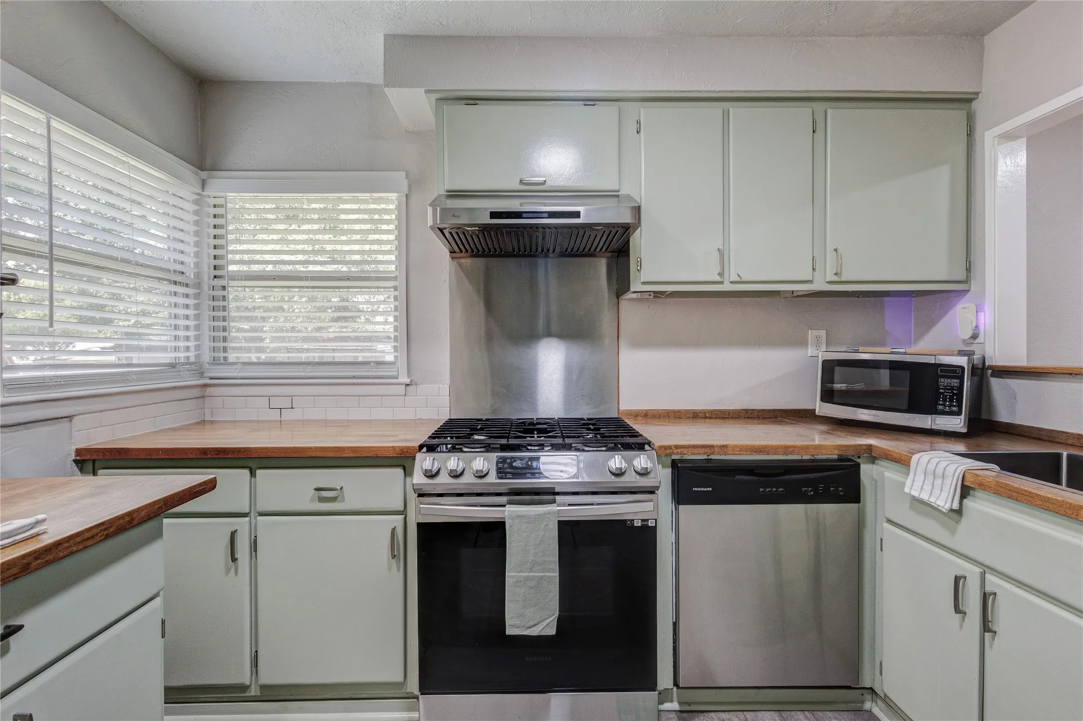 Single Family Residence For Sale in Tarrant County , 4745 Melita Avenue, Fort Worth, Texas 76133, 4 Bedroom, 1 Bathroom, Garage spaces, 1,276 Sqft, built in 1951, mls#21333485, Real Estate Agent in Fort Worth, Homes For Sale in Tarrant county, Homes For Sale in Fort Worth, Realtor in Fort Worth Texas, Real Estate Brokerage Independent Realty Texas, Luminita Cordes Realtor