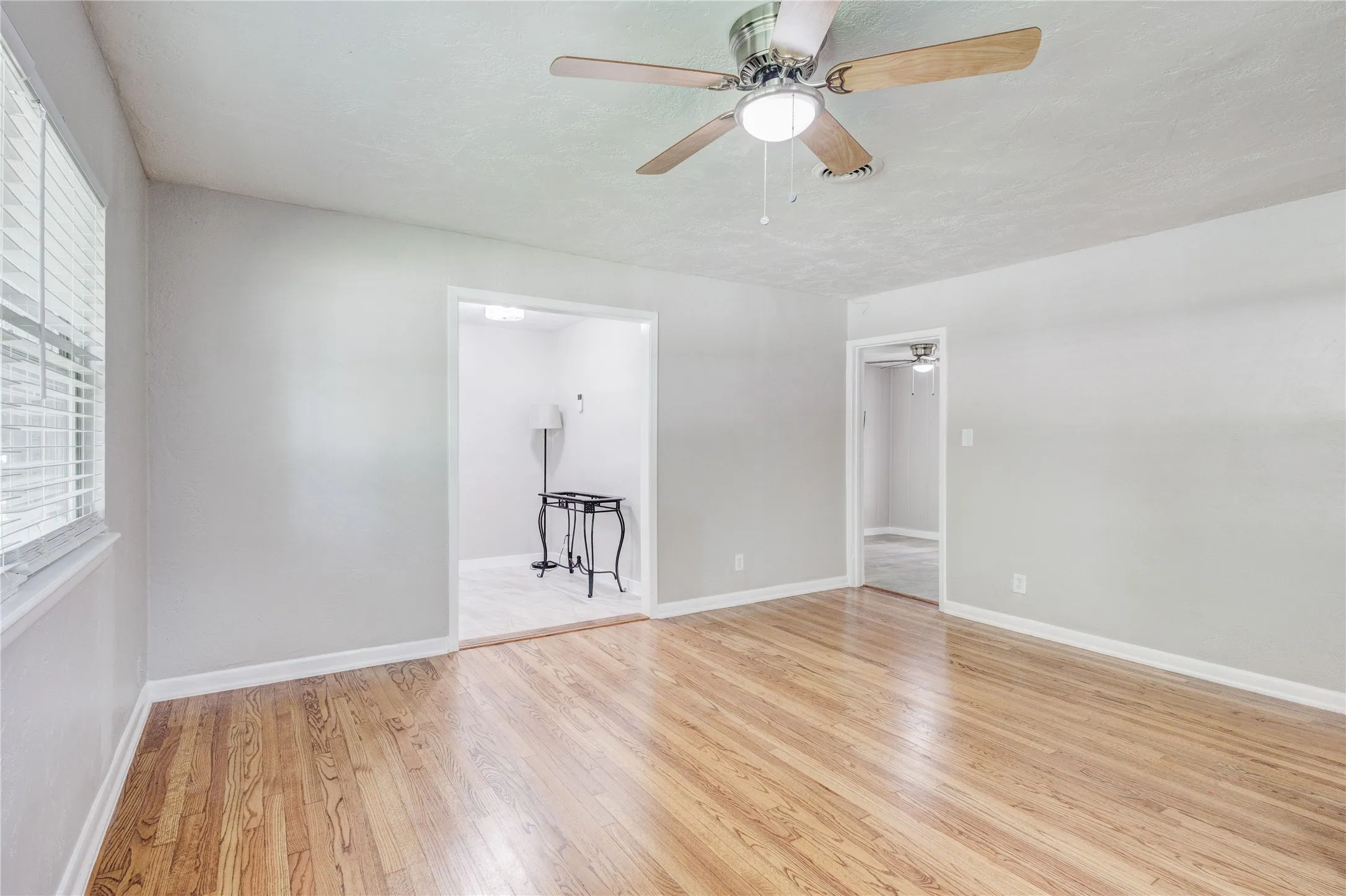 Single Family Residence For Sale in Tarrant County , 4745 Melita Avenue, Fort Worth, Texas 76133, 4 Bedroom, 1 Bathroom, Garage spaces, 1,276 Sqft, built in 1951, mls#21333485, Real Estate Agent in Fort Worth, Homes For Sale in Tarrant county, Homes For Sale in Fort Worth, Realtor in Fort Worth Texas, Real Estate Brokerage Independent Realty Texas, Luminita Cordes Realtor